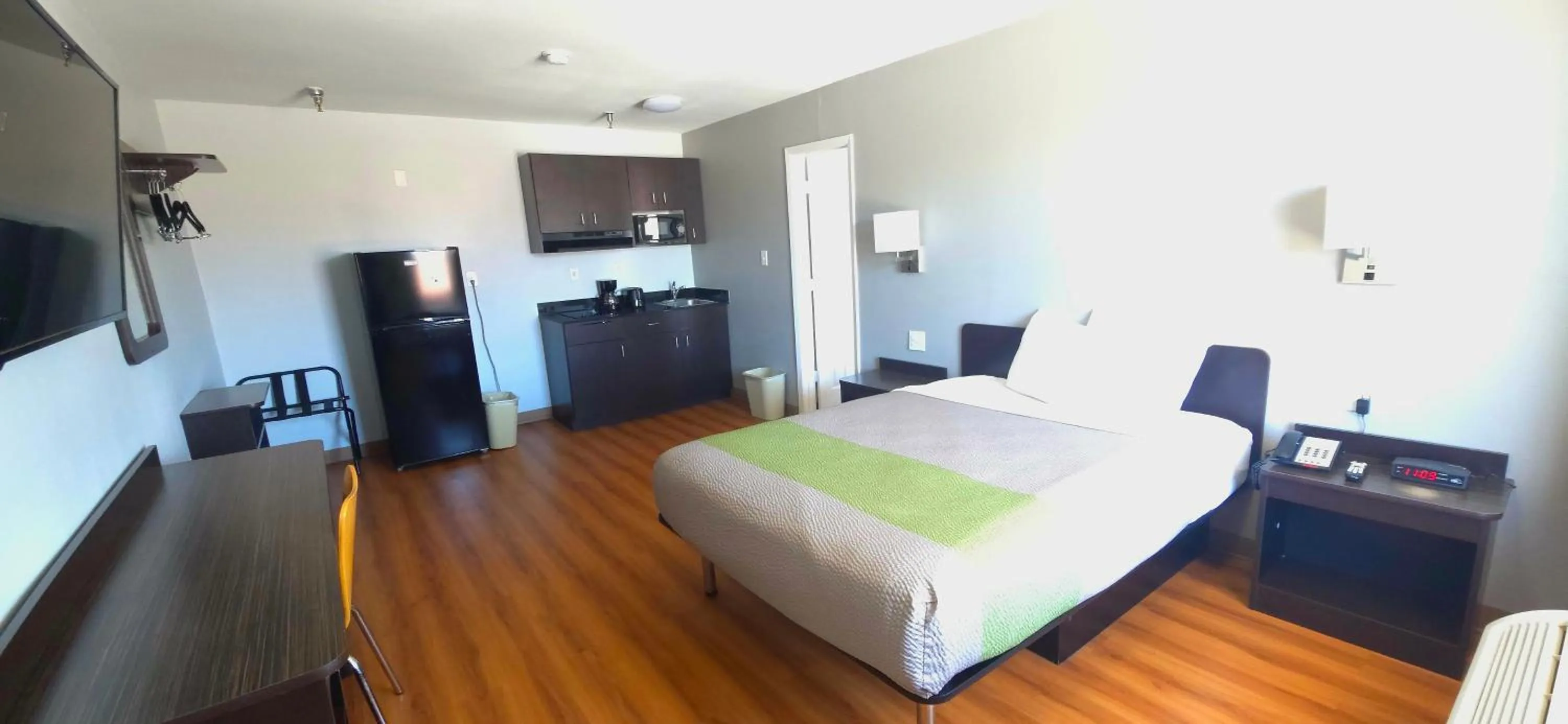 Bed in Studio 6 Abilene, TX East