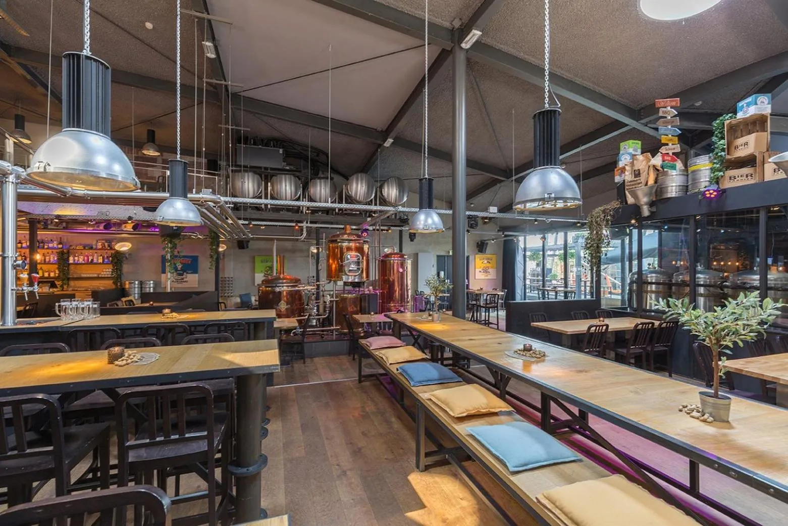 Lounge or bar in Leonardo Hotel Almere City Center