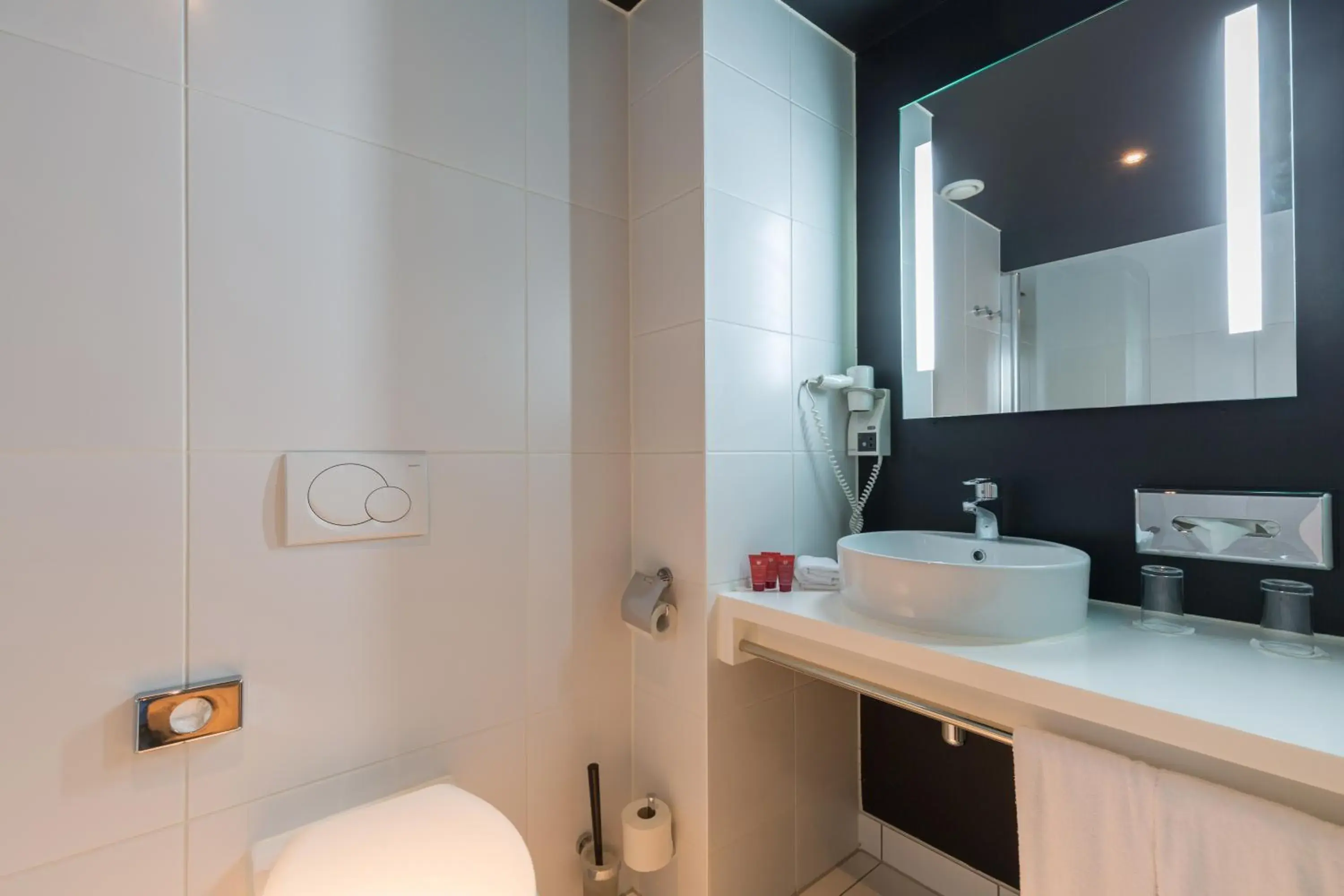 Comfort Room 1 Twin Bed in Leonardo Hotel Almere City Center Comfort Room 1 Twin Bed in Leonardo Hotel Almere City Center