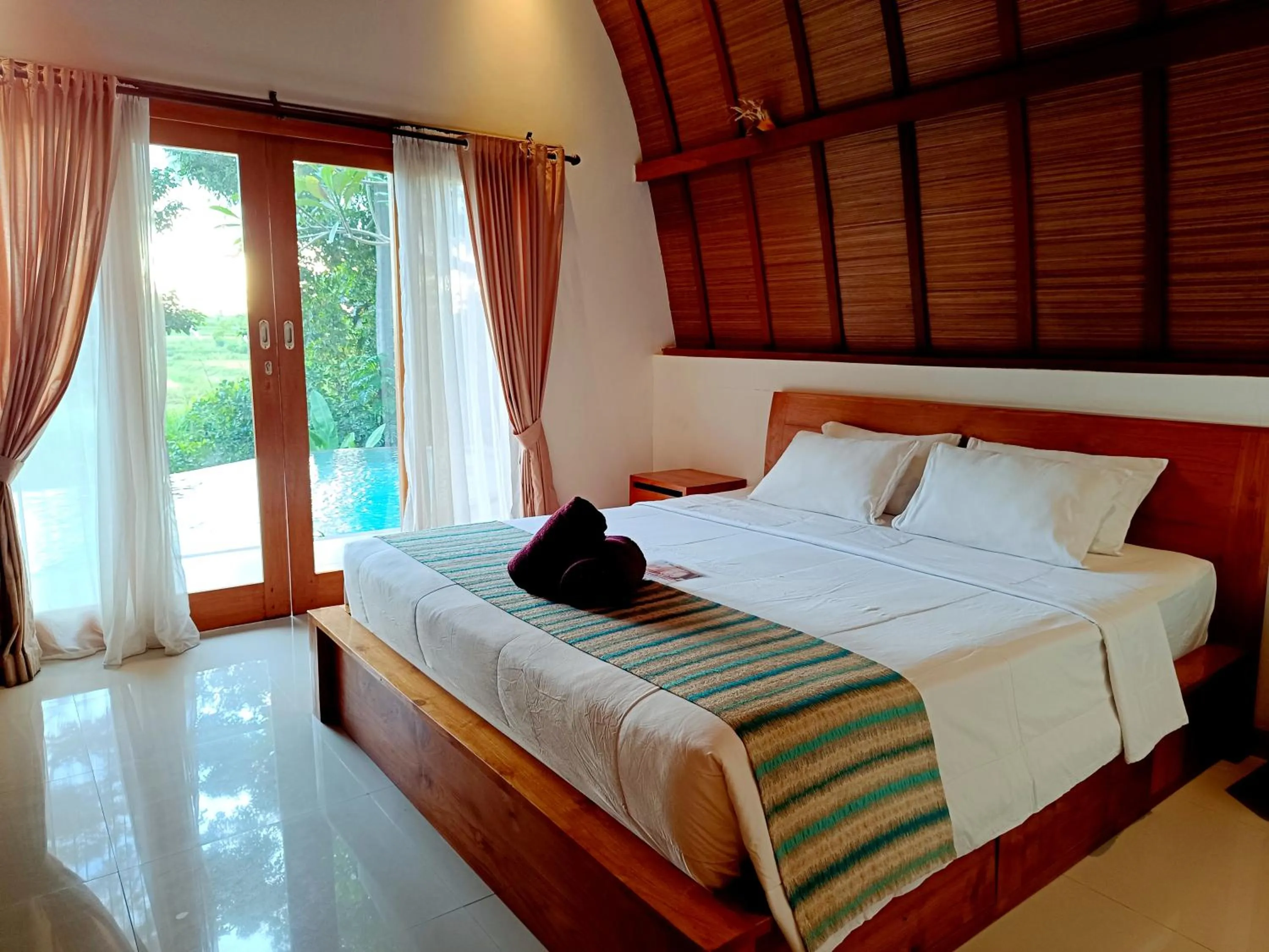 Bedroom, Bed in Sunset Shade Villa