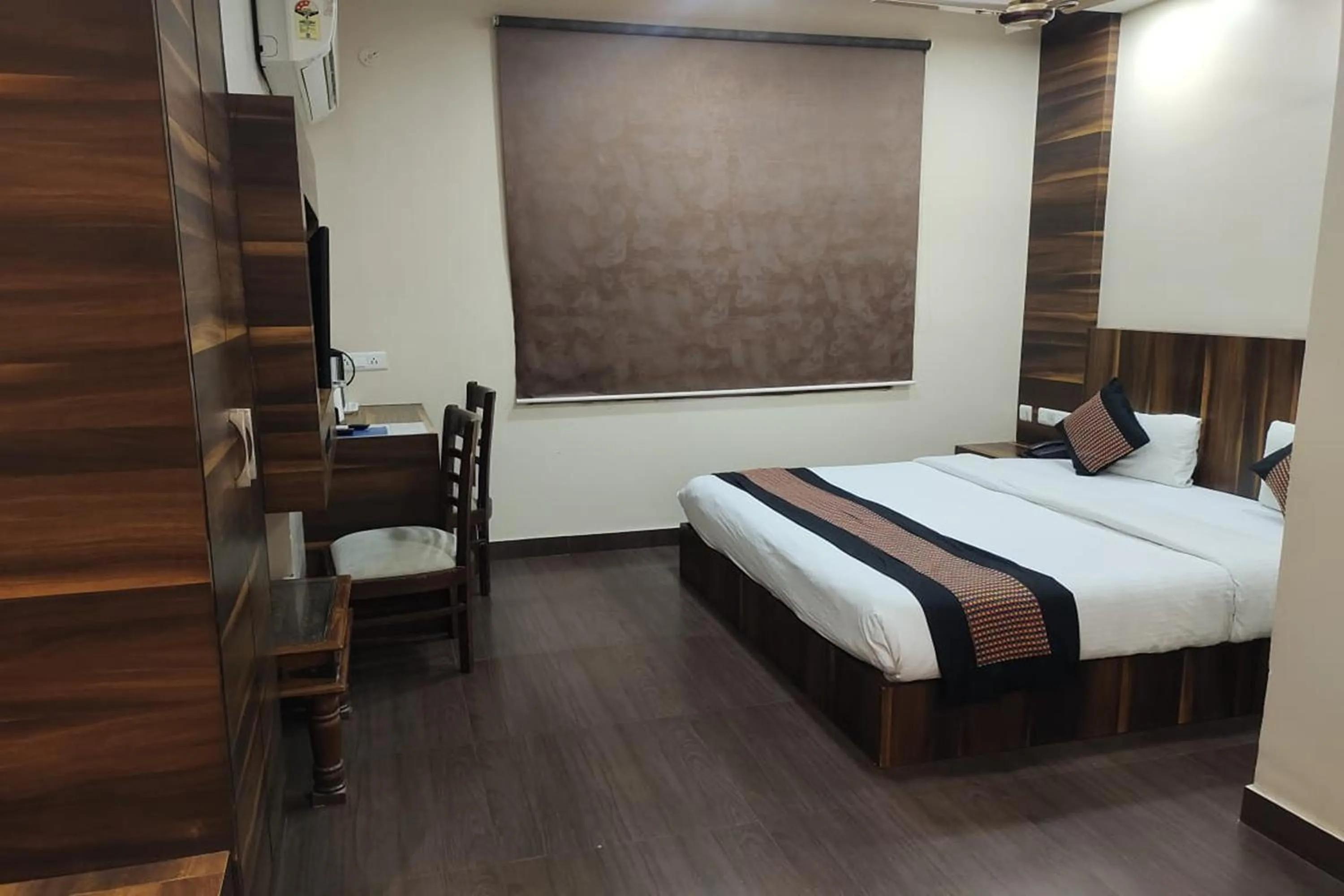 Bed in Hotel Rang Mahal Near Jaipur International Airport