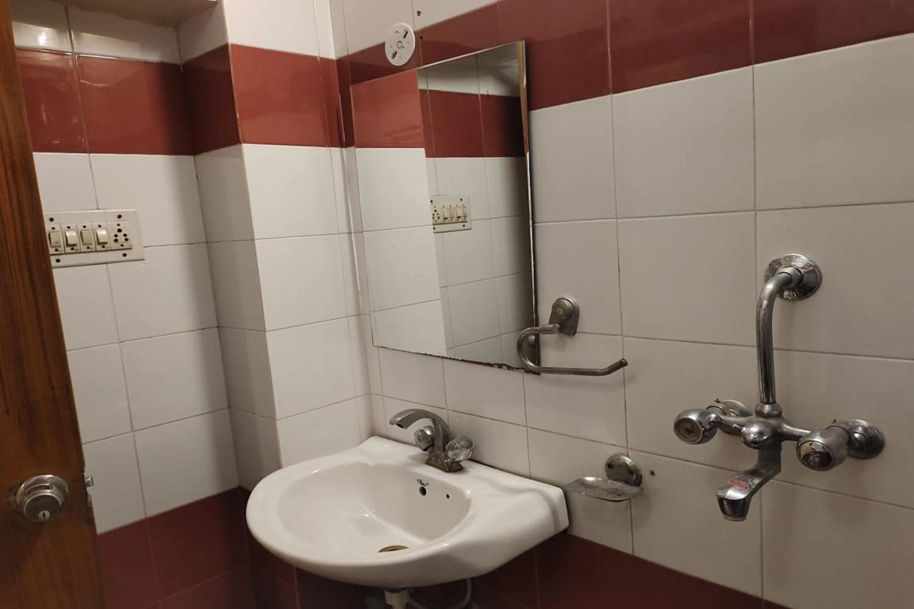 Bathroom in Hotel Rang Mahal Near Jaipur International Airport