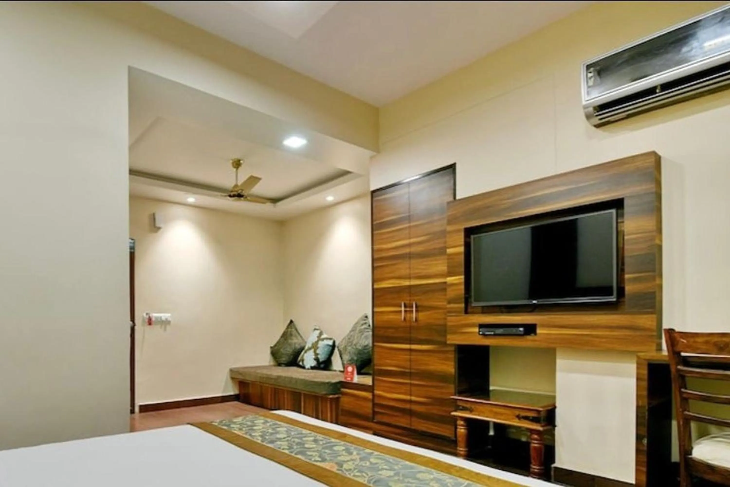 Bed in Hotel Rang Mahal Near Jaipur International Airport