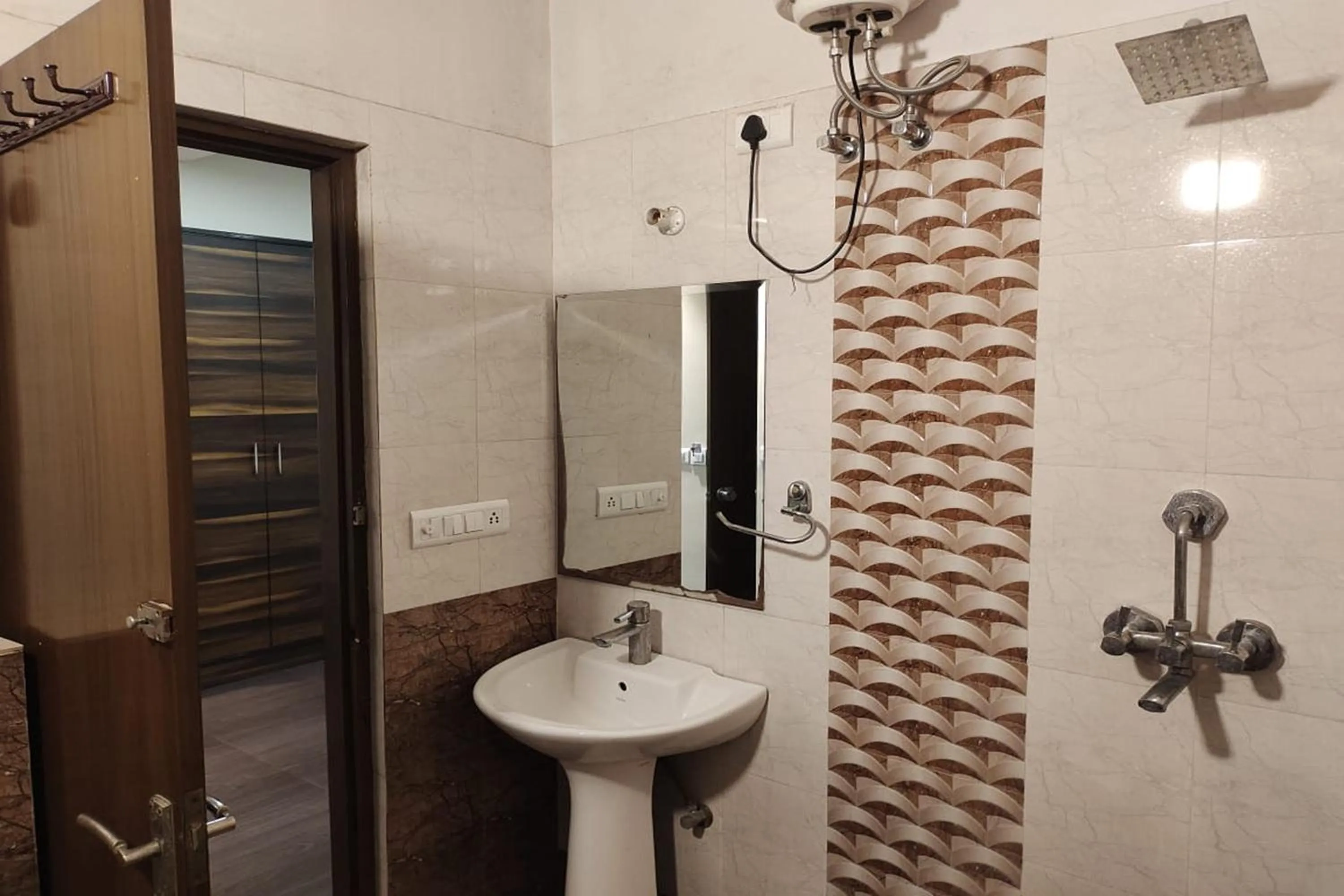 Bathroom in Hotel Rang Mahal Near Jaipur International Airport