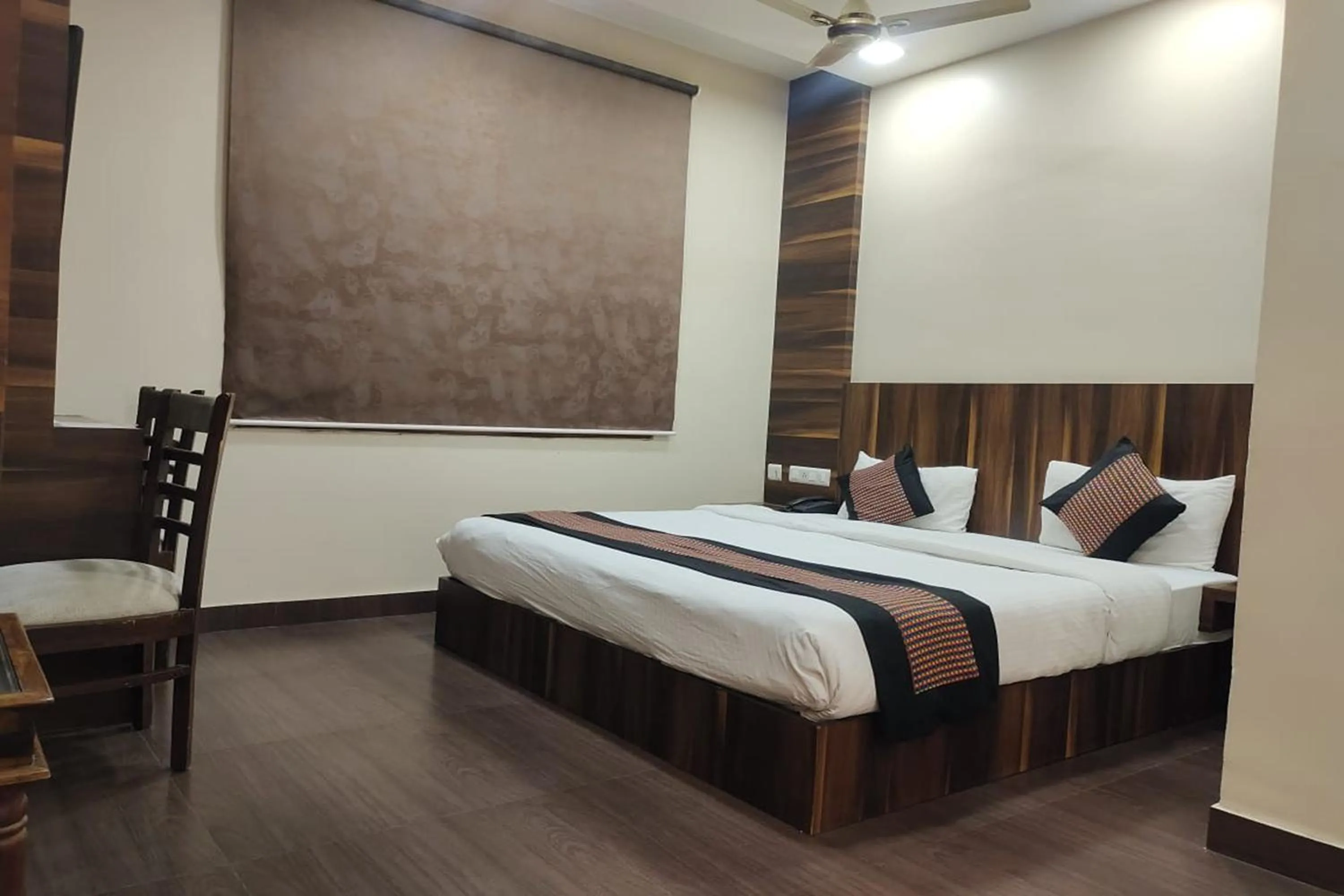 Bed in Hotel Rang Mahal Near Jaipur International Airport