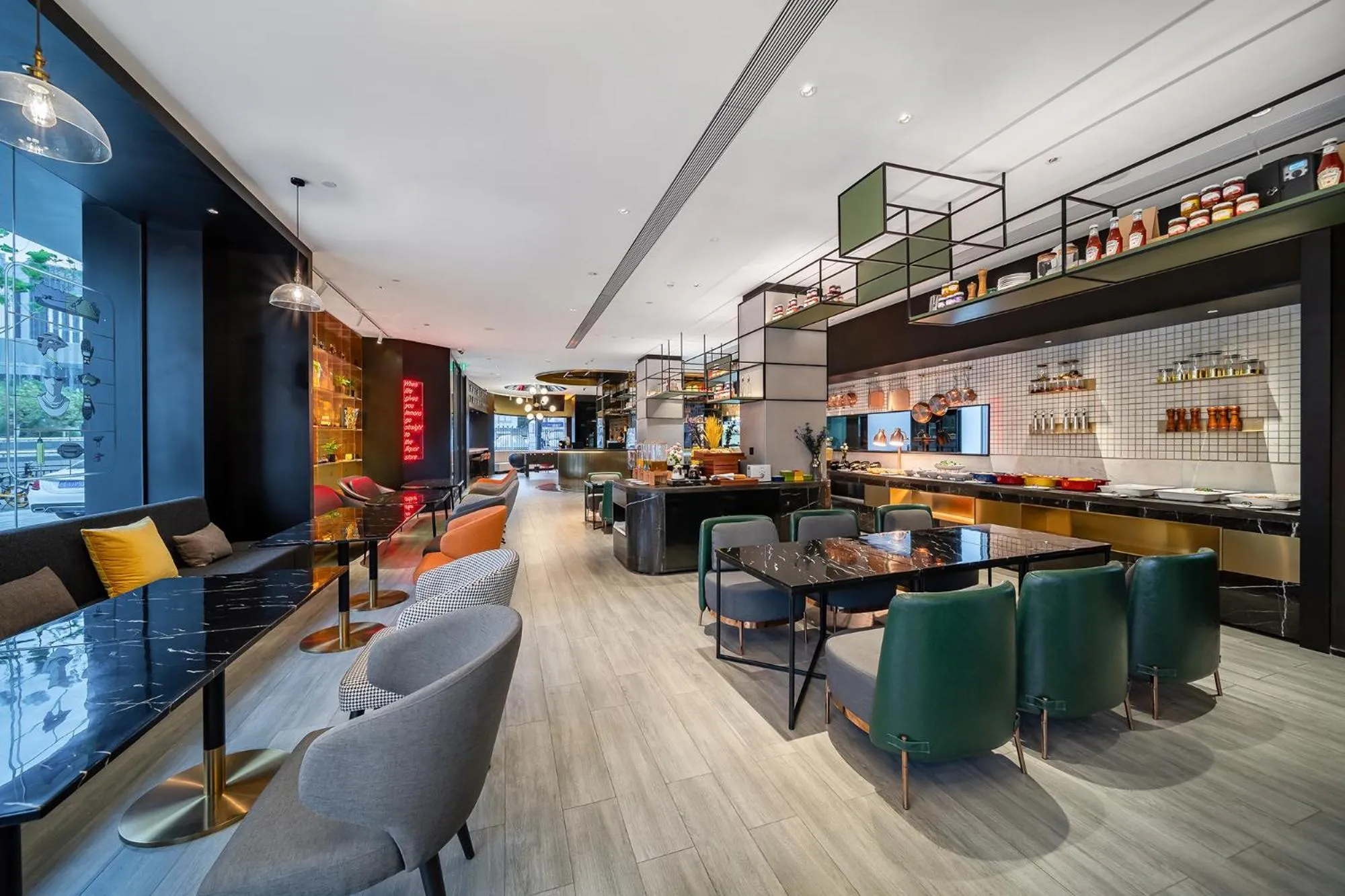 Restaurant/places to eat in CitiGO Hotel Shanghai On The Bund