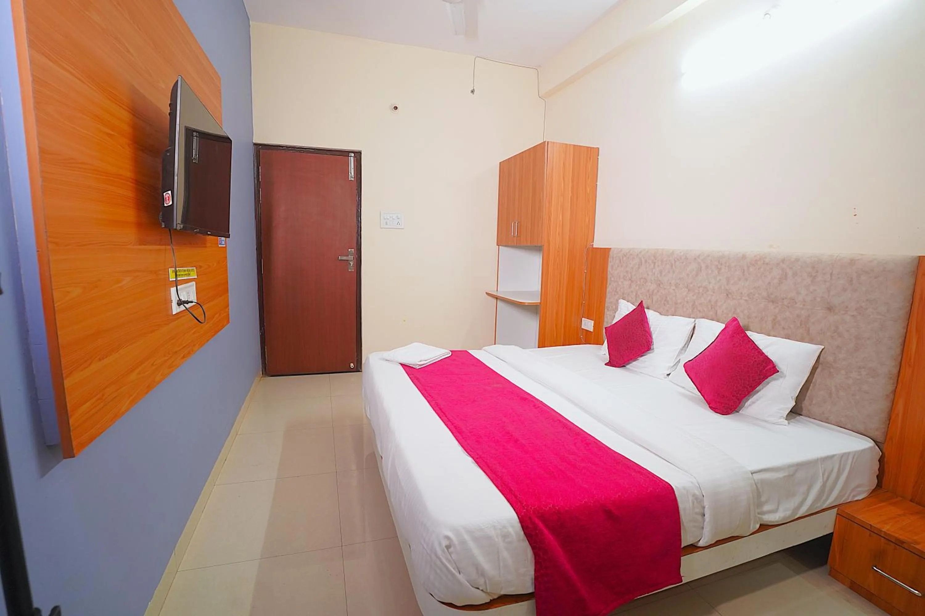 Bed in Hotel Inspira Residency- Near Bombay Hospital