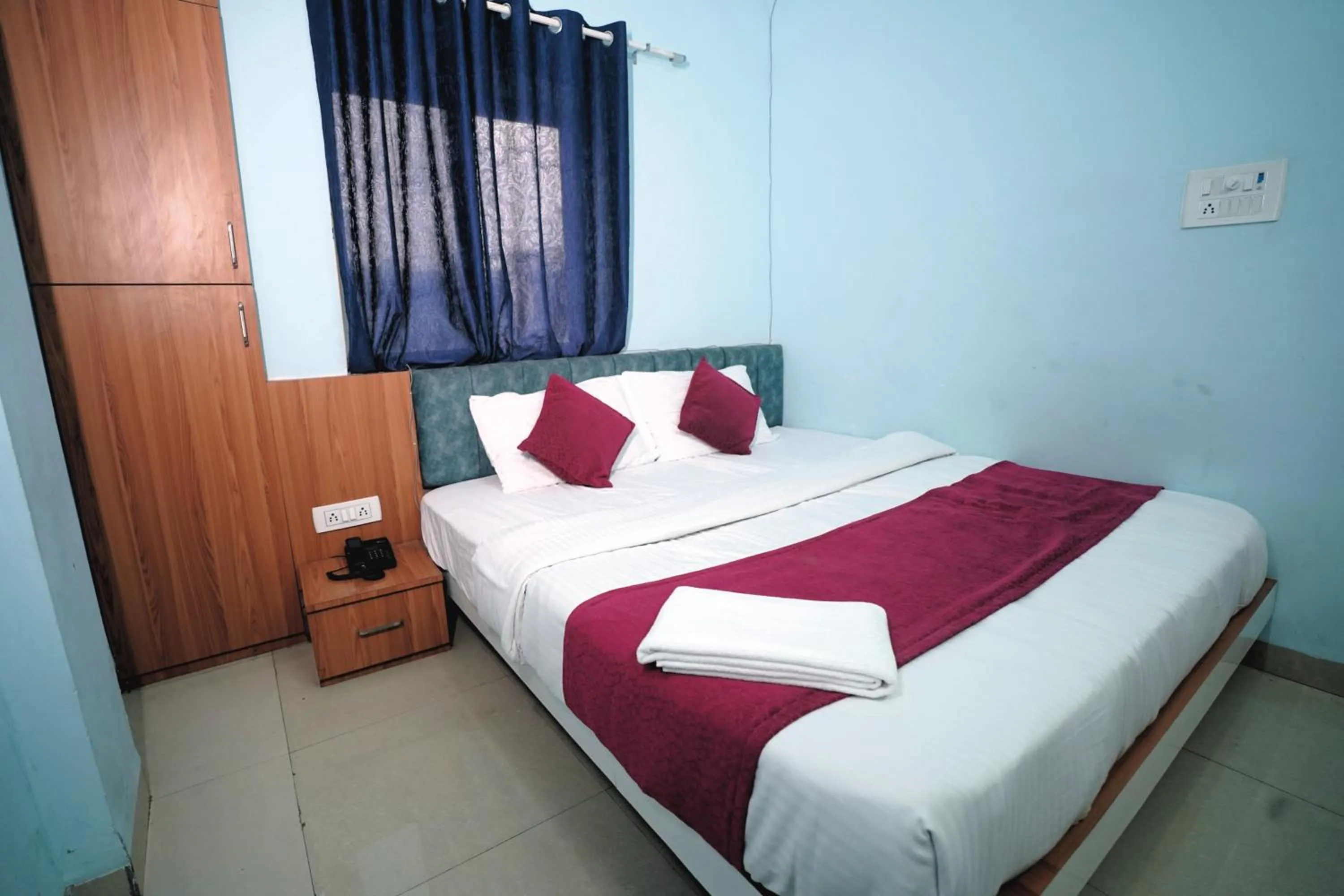 Bed in Hotel Inspira Residency- Near Bombay Hospital