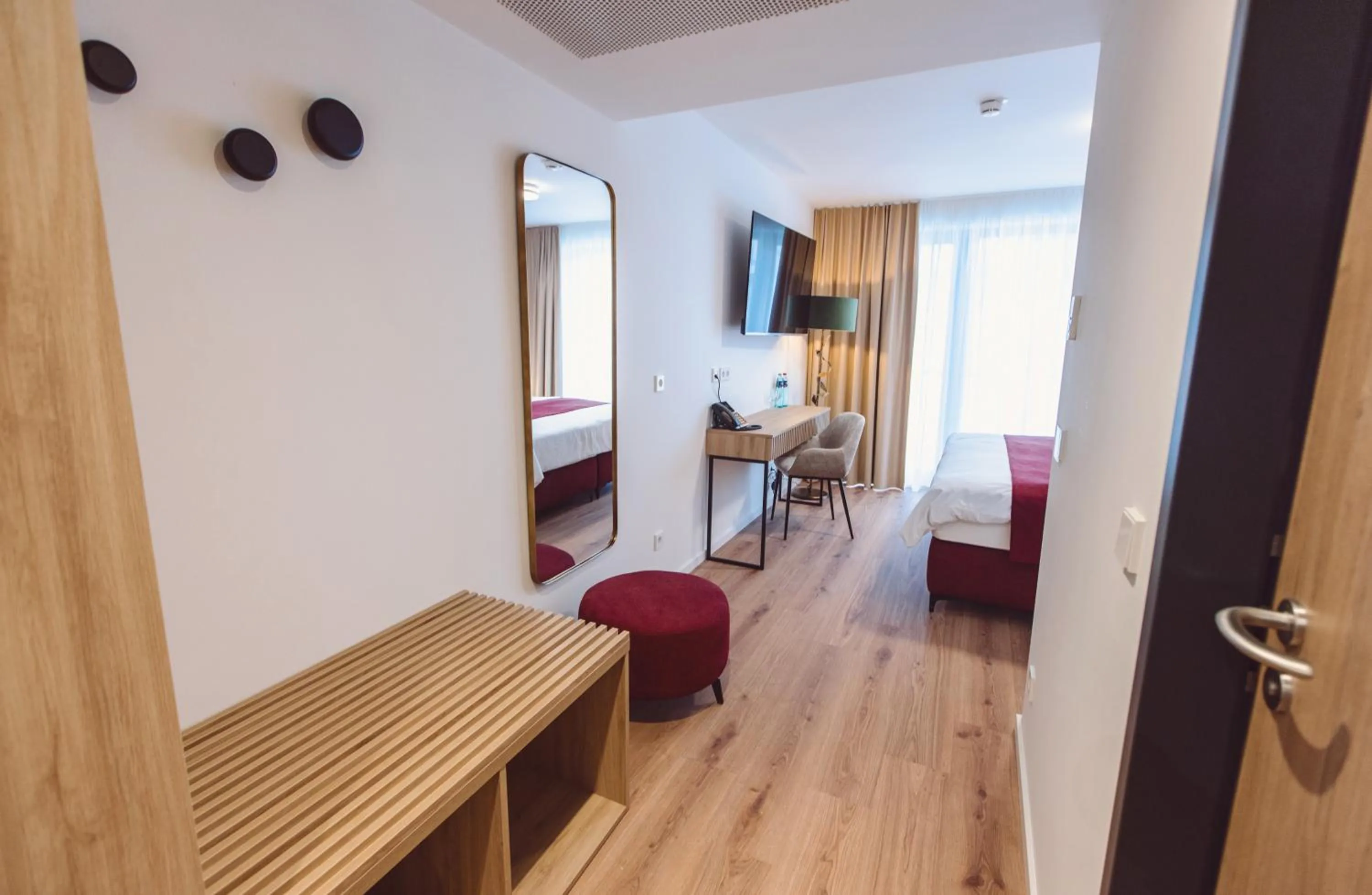 Seating area, Bed in Hotel am Rathaus