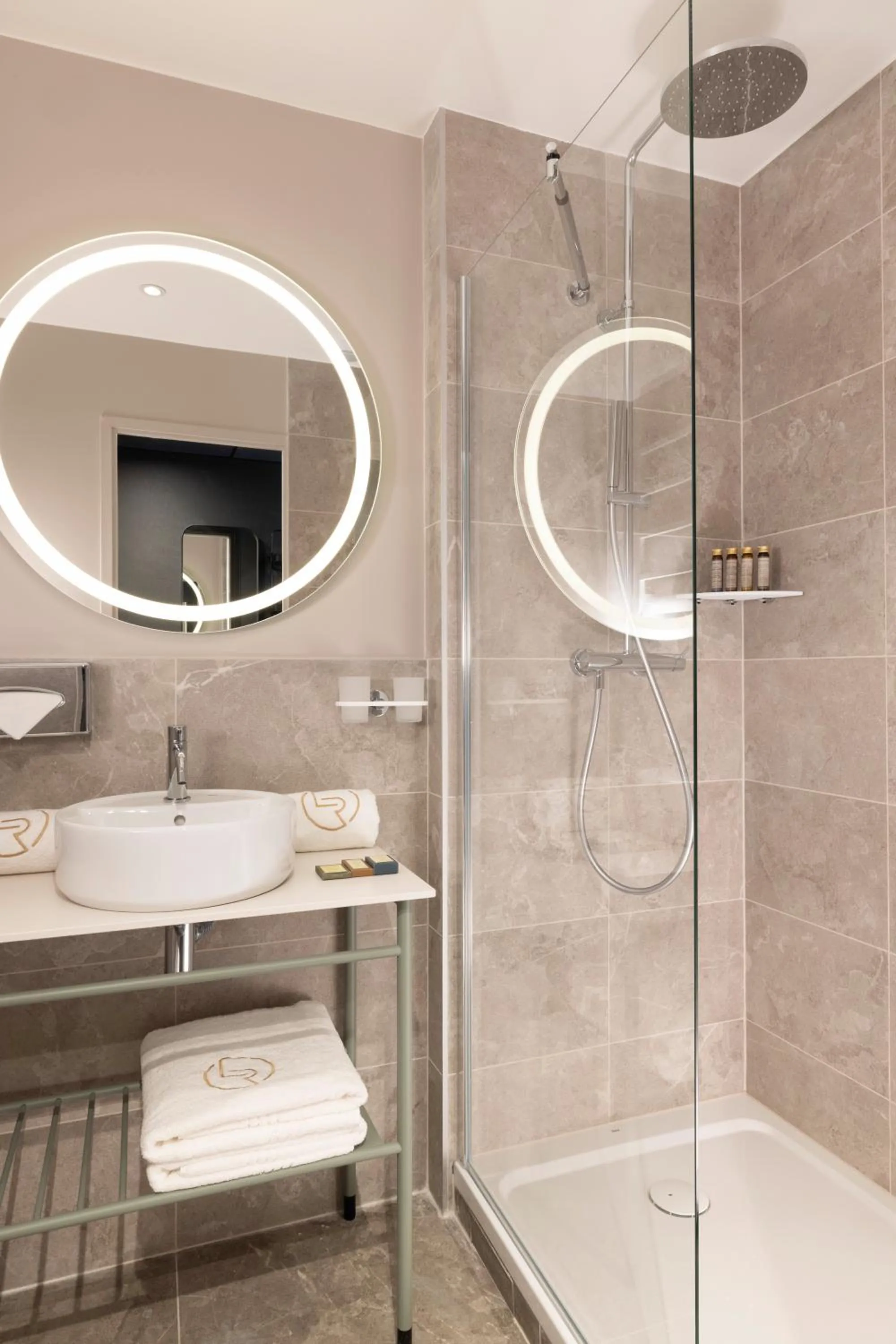 Shower in Les Rives Oceanik