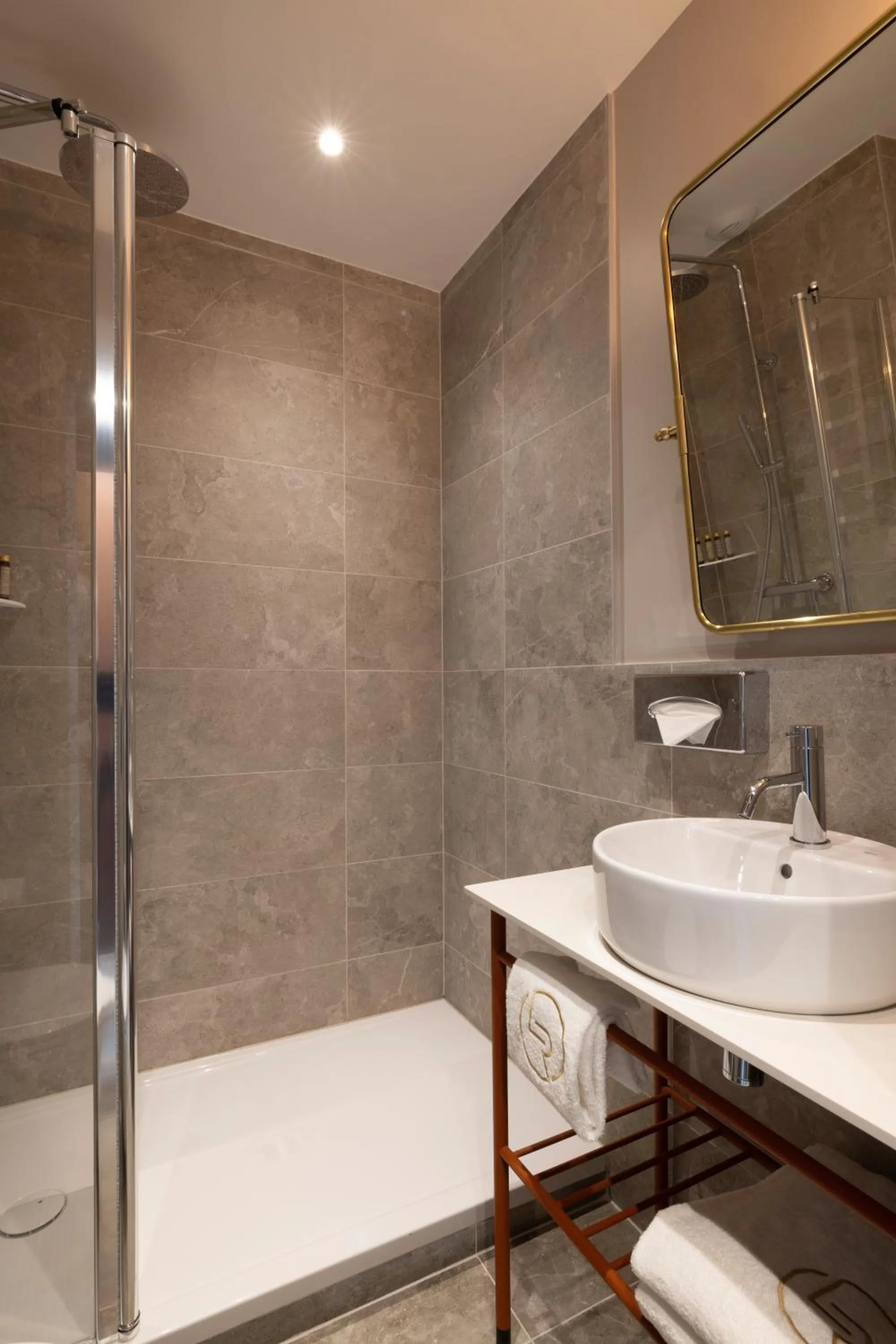 Shower in Les Rives Oceanik