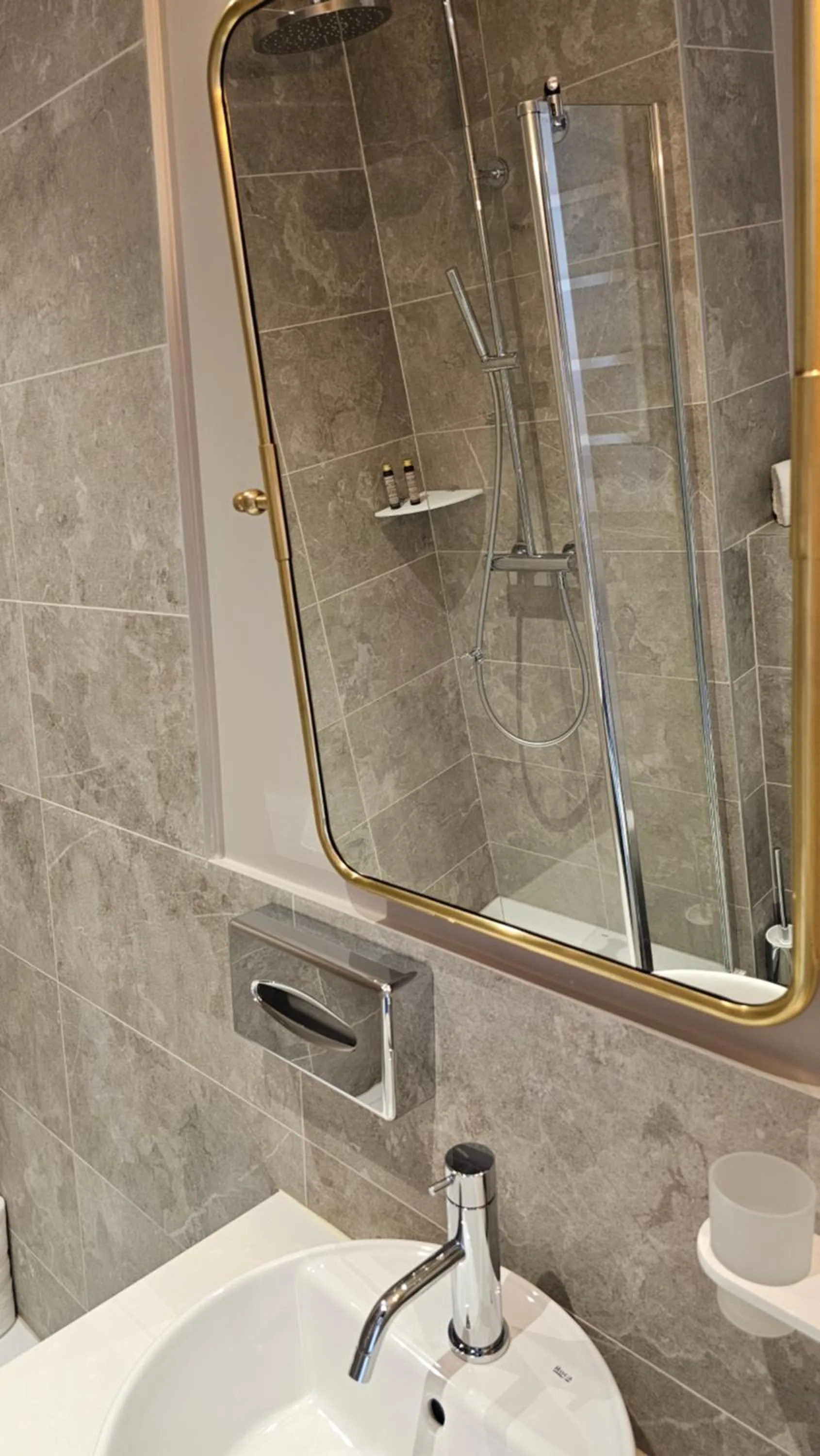 Shower in Les Rives Oceanik