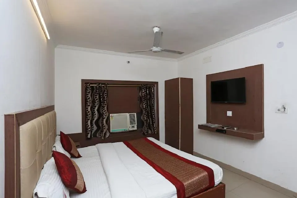 Communal lounge/ TV room, Bed in Vishal Hotel Near New Delhi Railway Station
