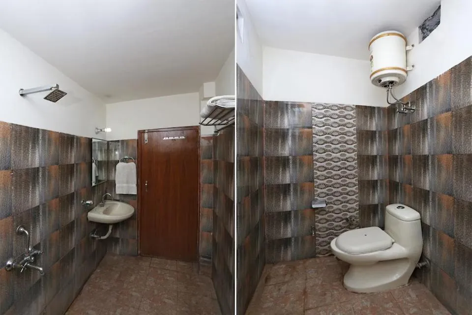 Bathroom in Vishal Hotel Near New Delhi Railway Station