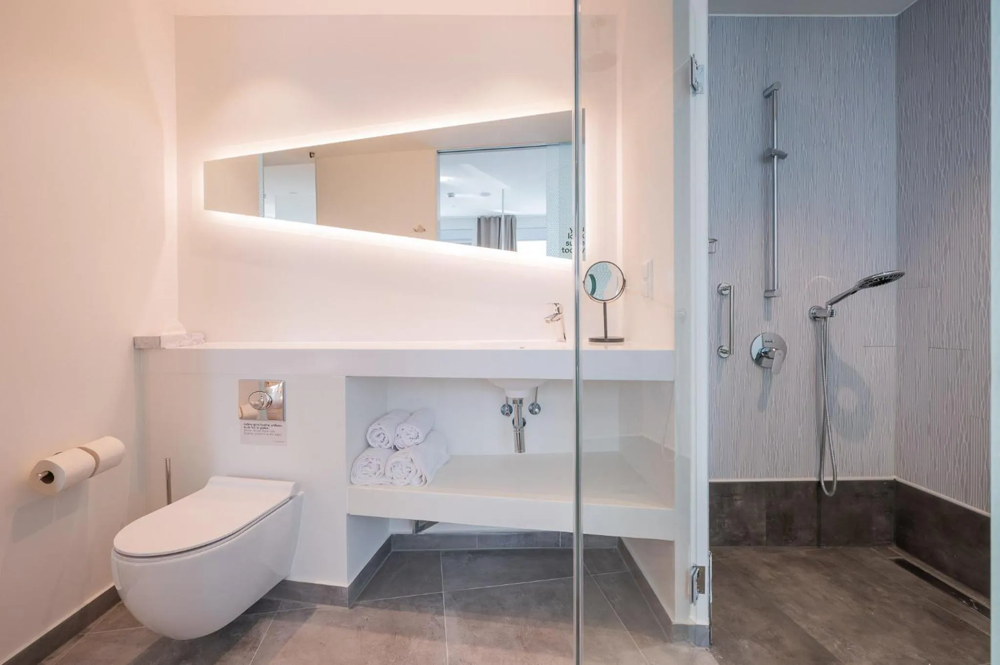 Shower in Limehome Amsterdam Gatwickstraat