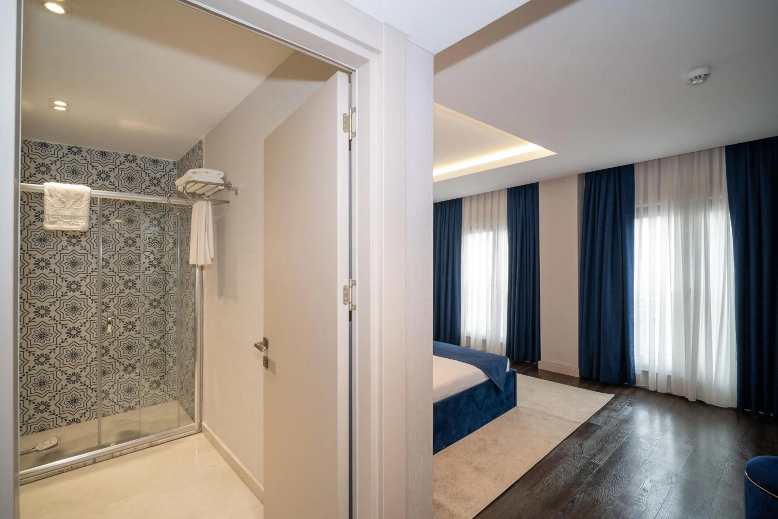 Bathroom, Bed in Querencia Hotel