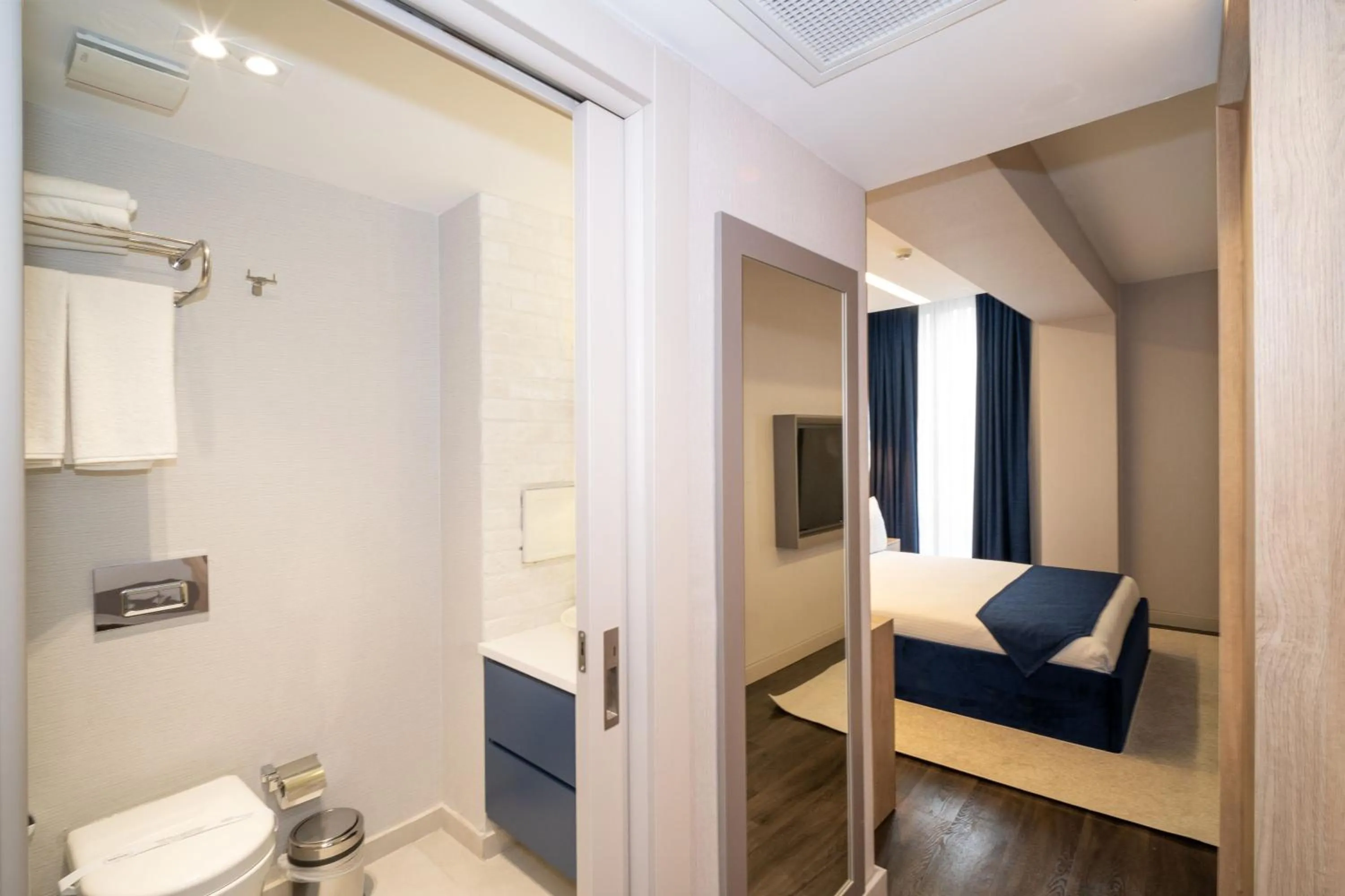 Toilet in Querencia Hotel