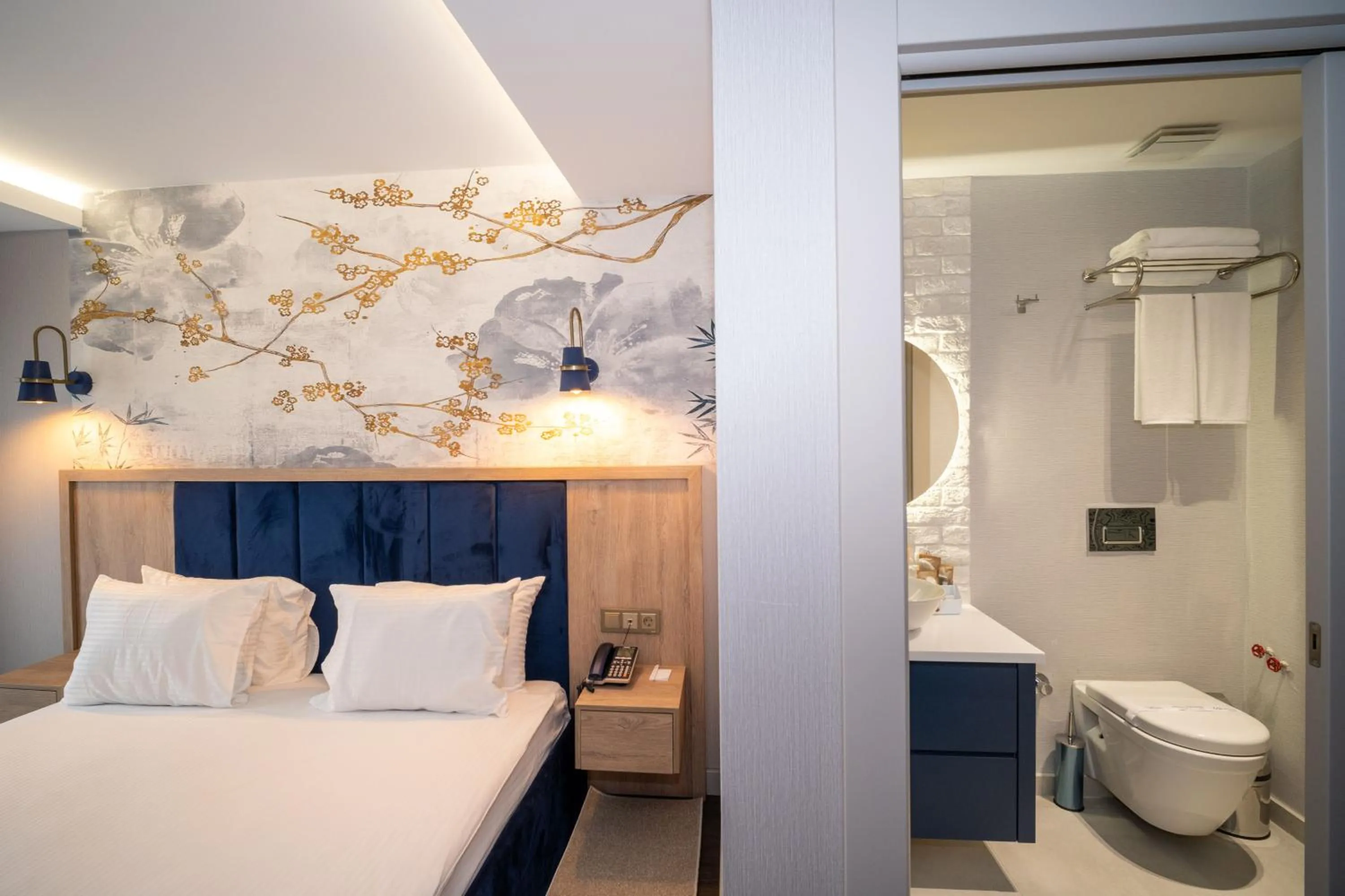 Toilet, Bed in Querencia Hotel