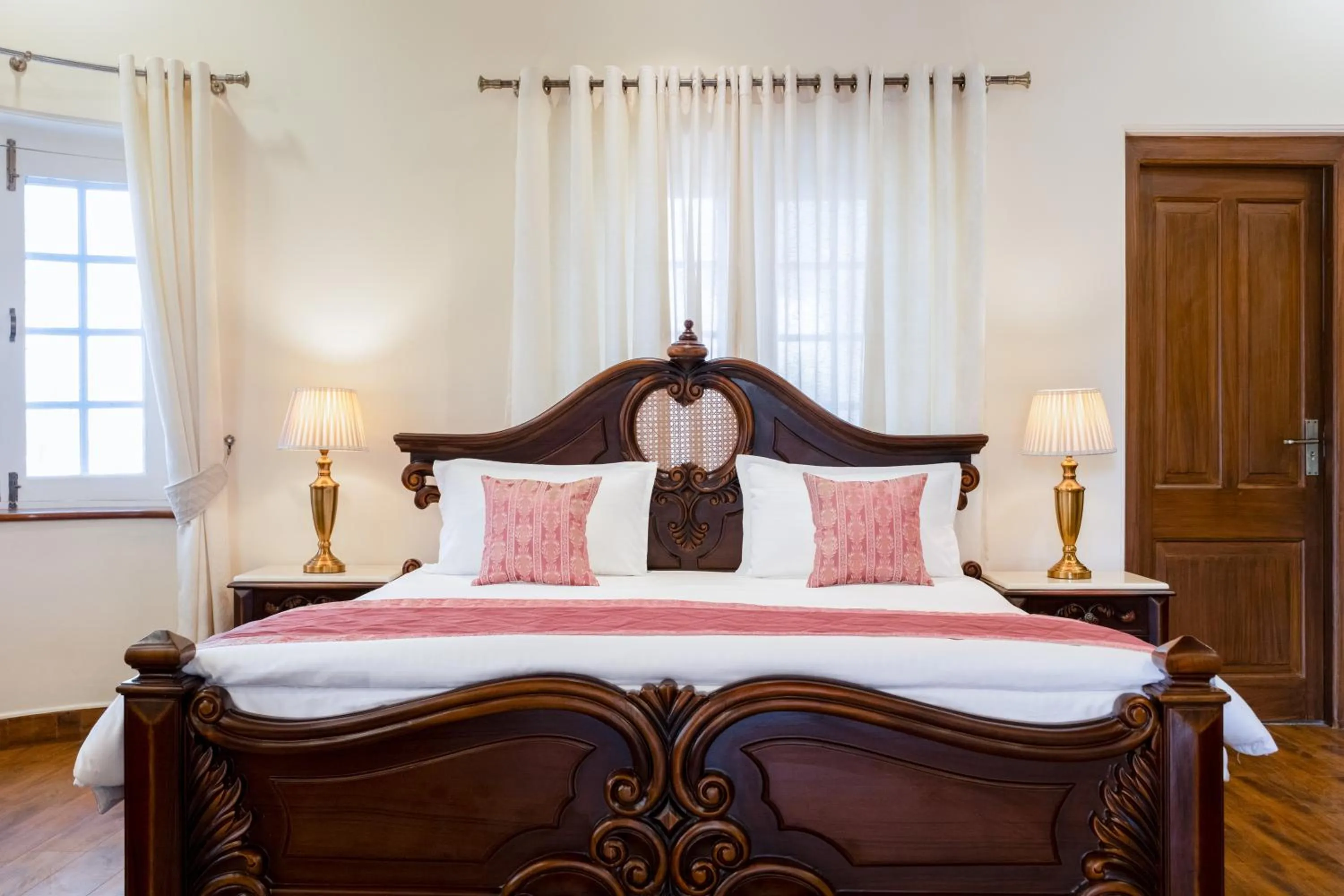 Bed in Moghal Mahal Resort Rajbagh Srinagar