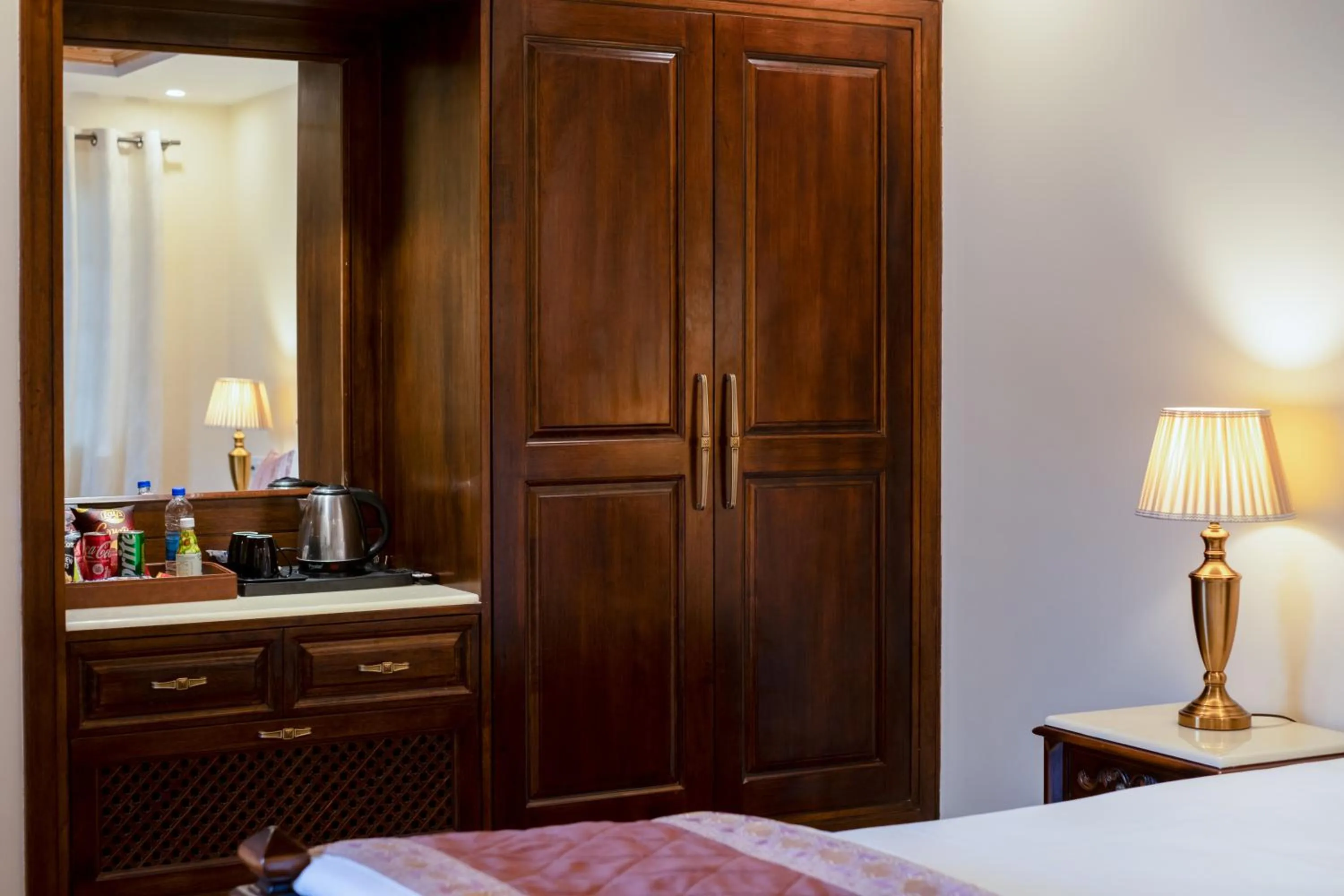 Bed in Moghal Mahal Resort Rajbagh Srinagar