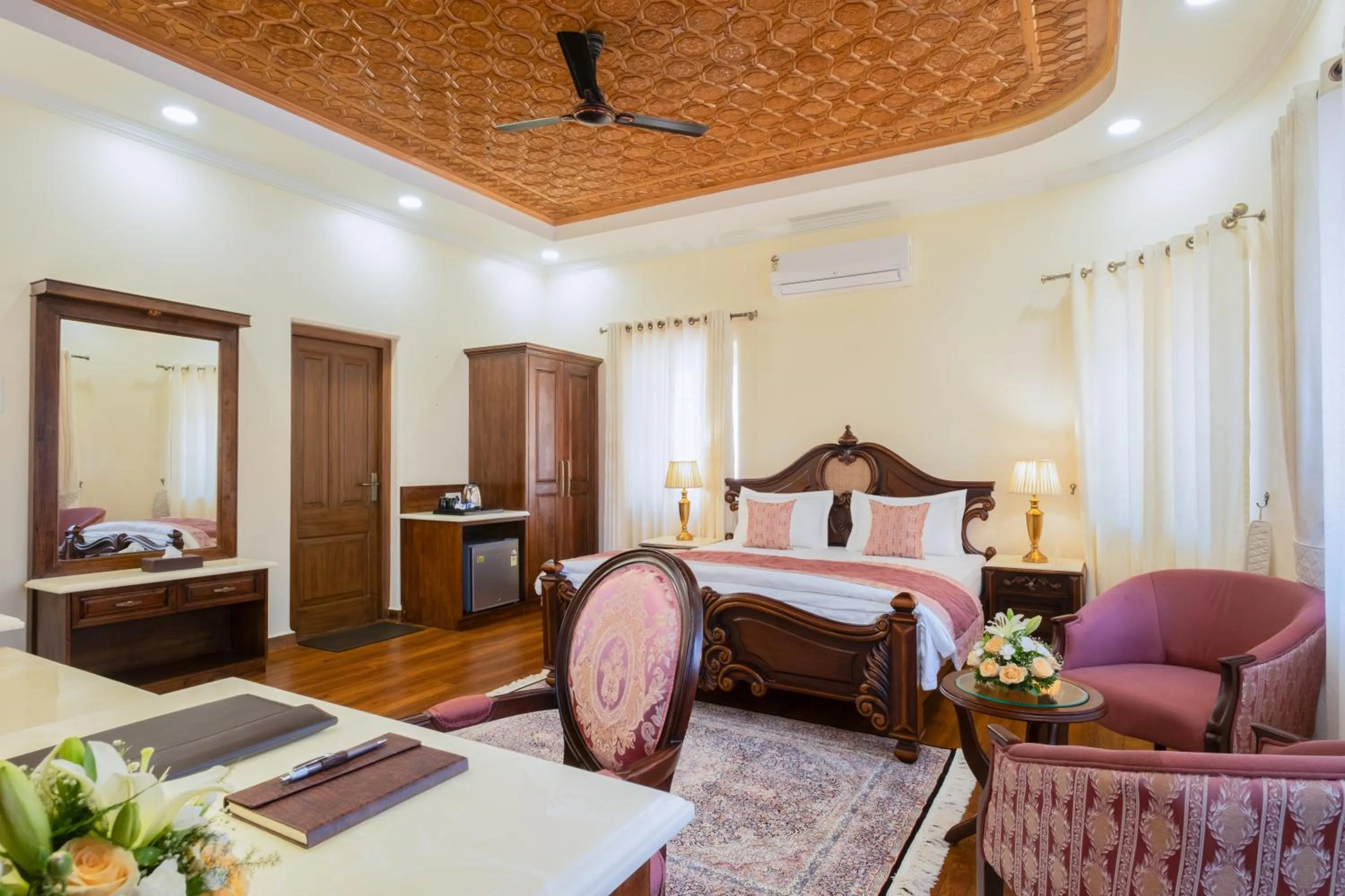 Bed in Moghal Mahal Resort Rajbagh Srinagar