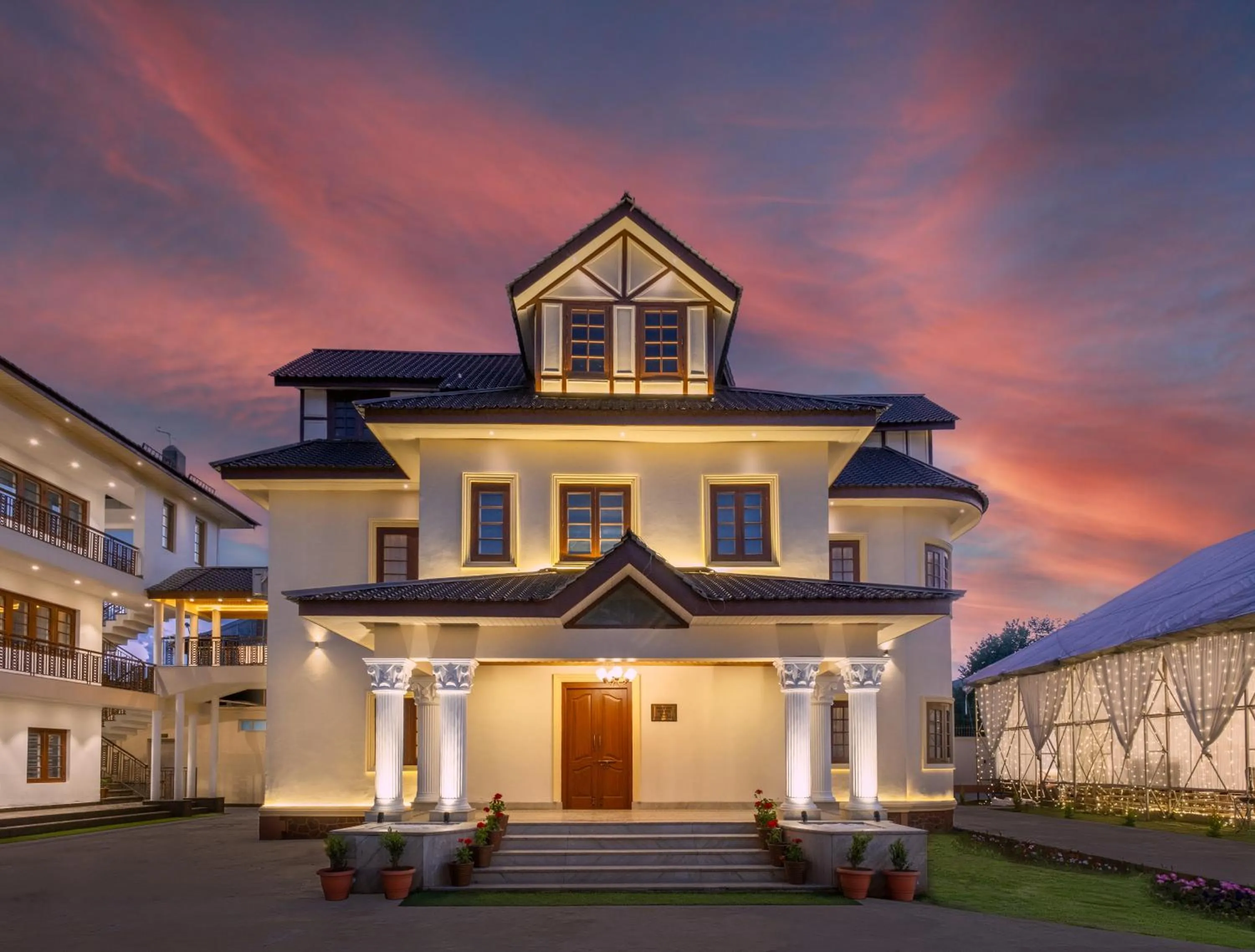 Facade/entrance in Moghal Mahal Resort Rajbagh Srinagar