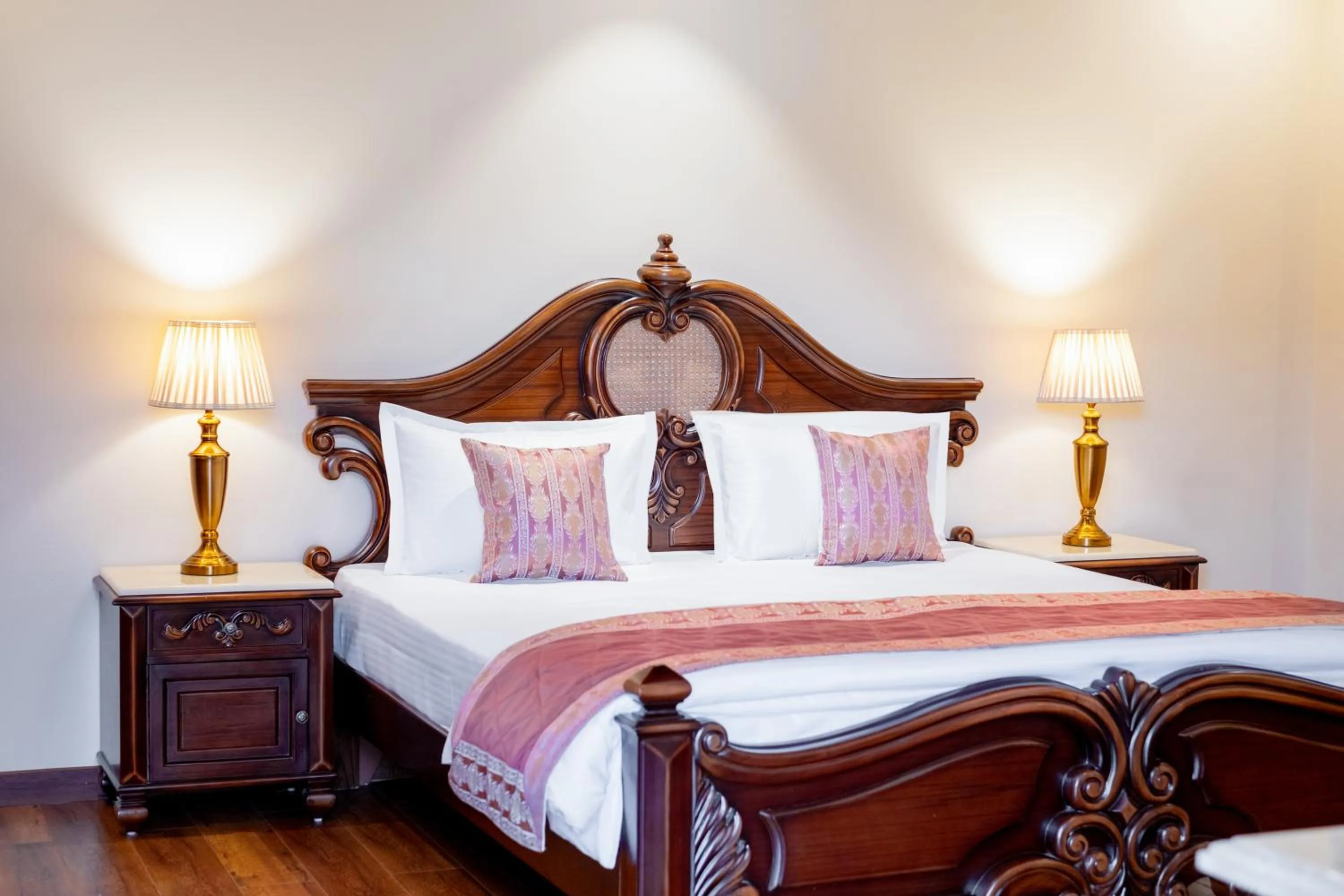 Bed in Moghal Mahal Resort Rajbagh Srinagar