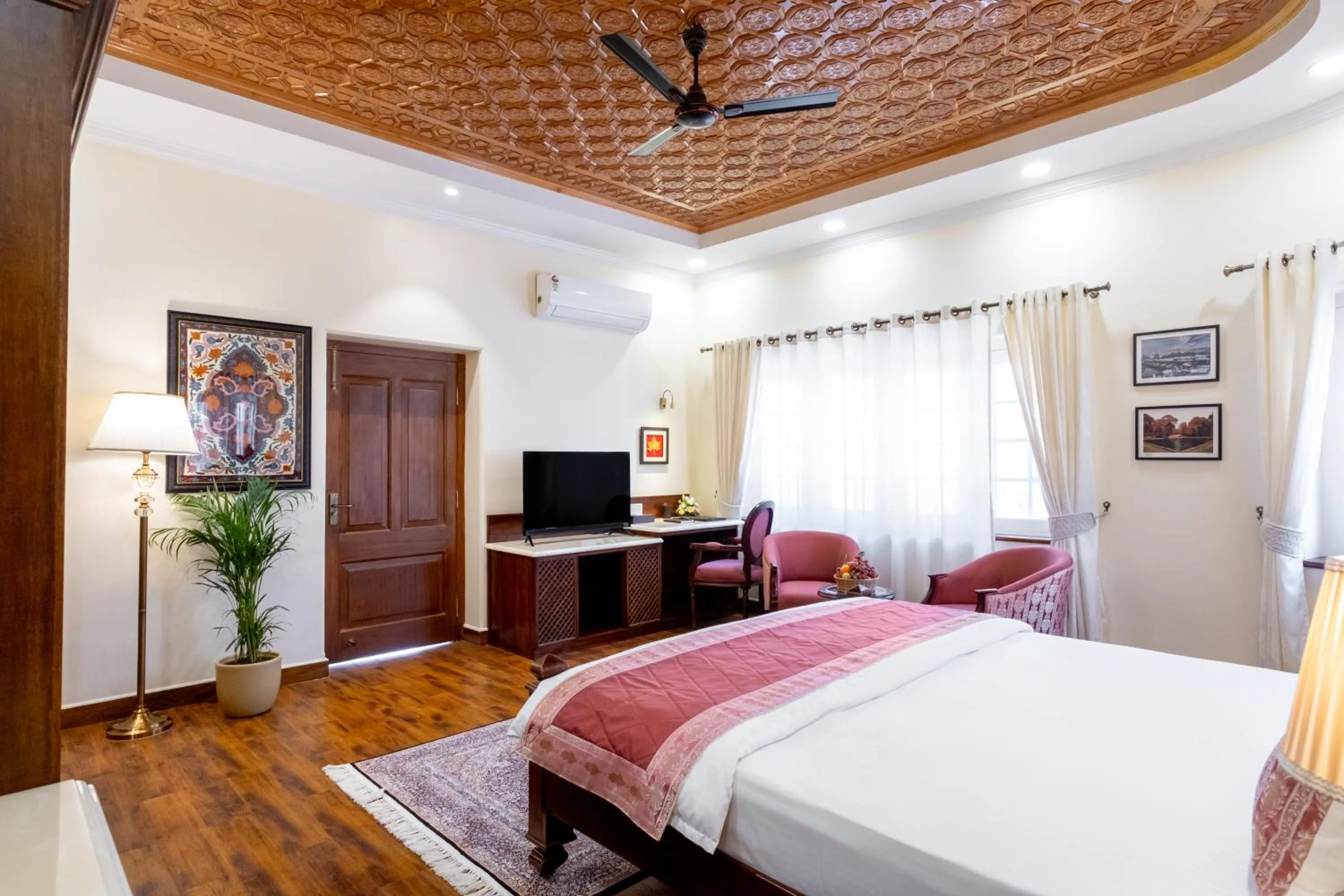 Bed in Moghal Mahal Resort Rajbagh Srinagar