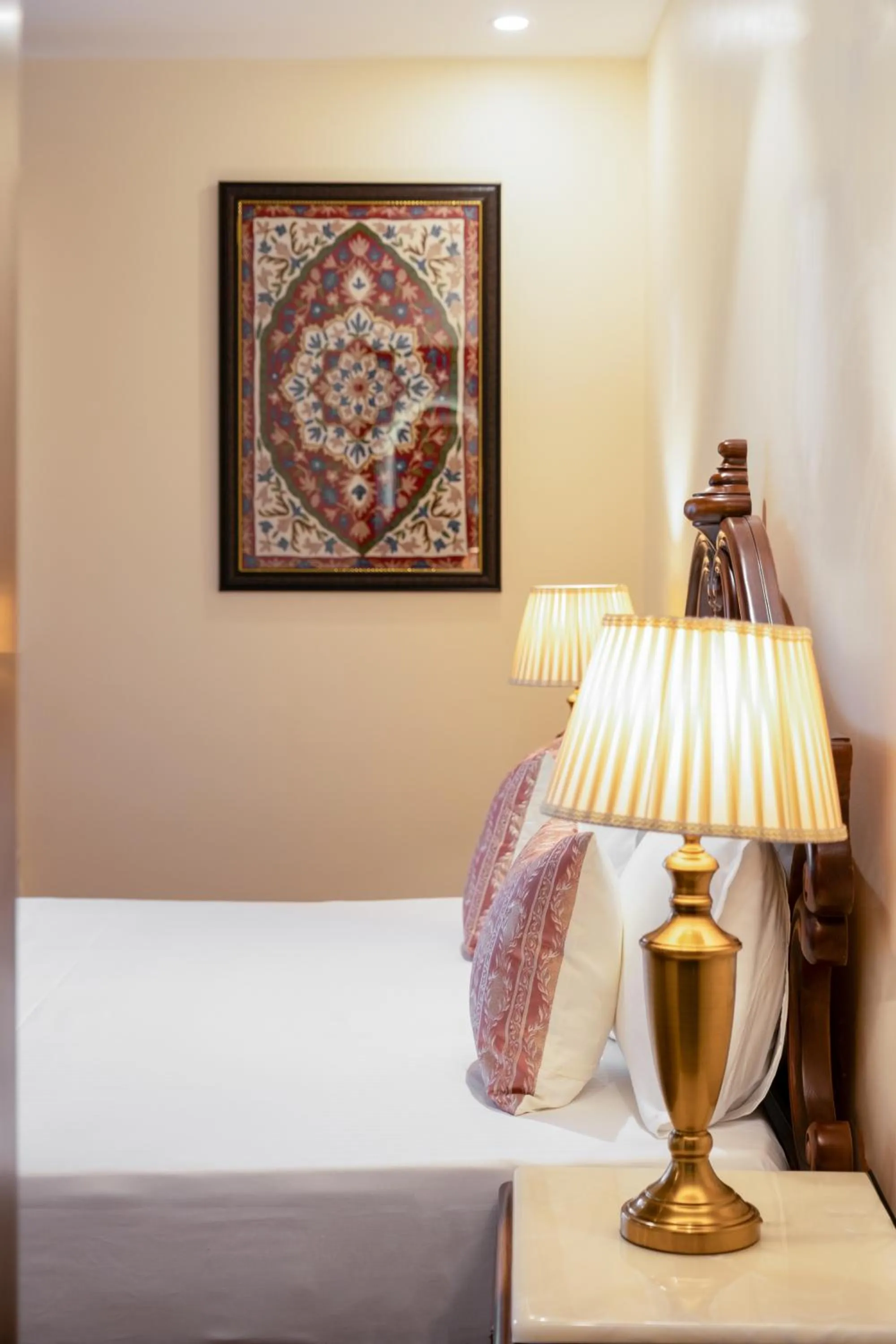 Bed in Moghal Mahal Resort Rajbagh Srinagar