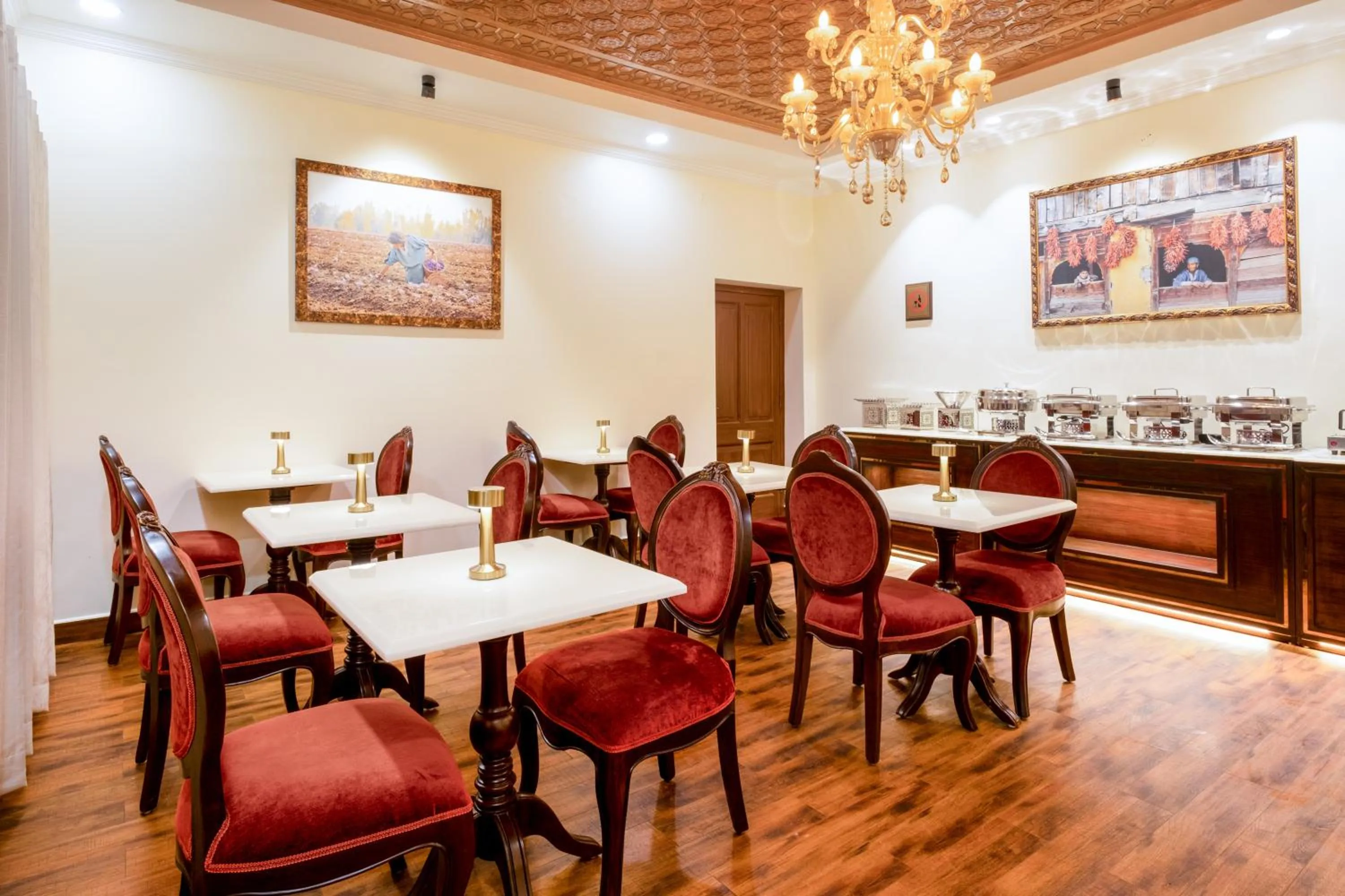 Restaurant/places to eat in Moghal Mahal Resort Rajbagh Srinagar