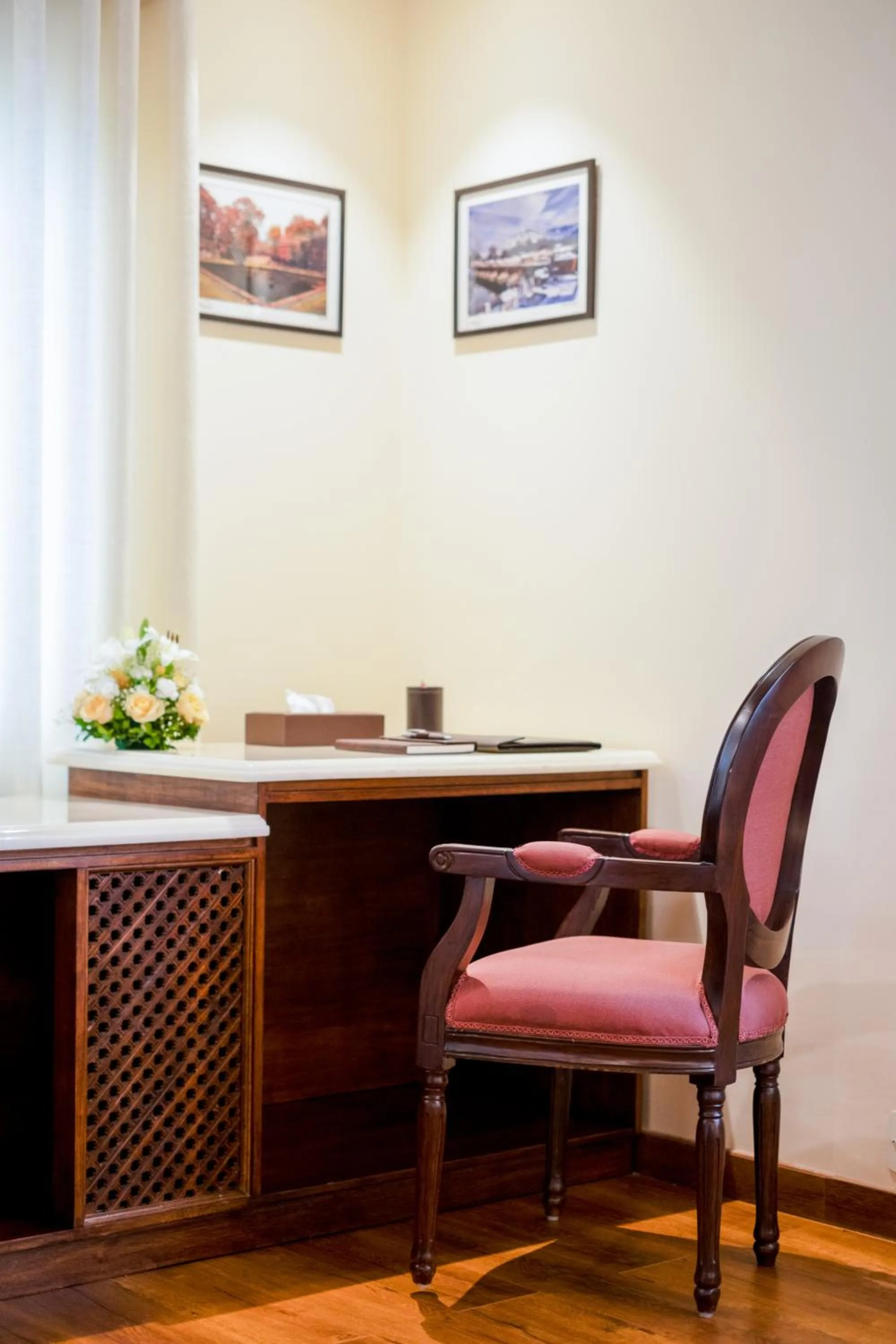 Seating area in Moghal Mahal Resort Rajbagh Srinagar