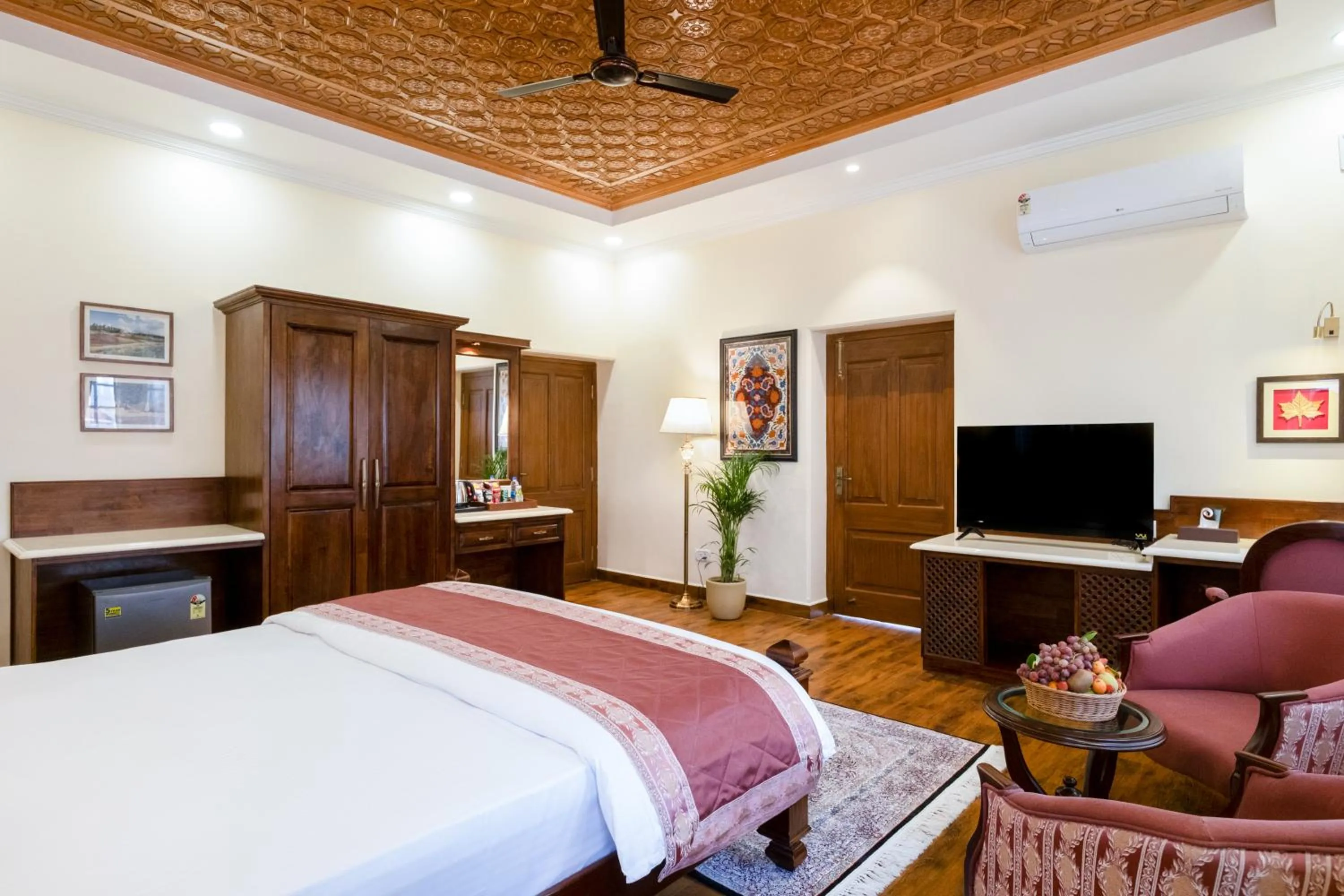 Bed in Moghal Mahal Resort Rajbagh Srinagar