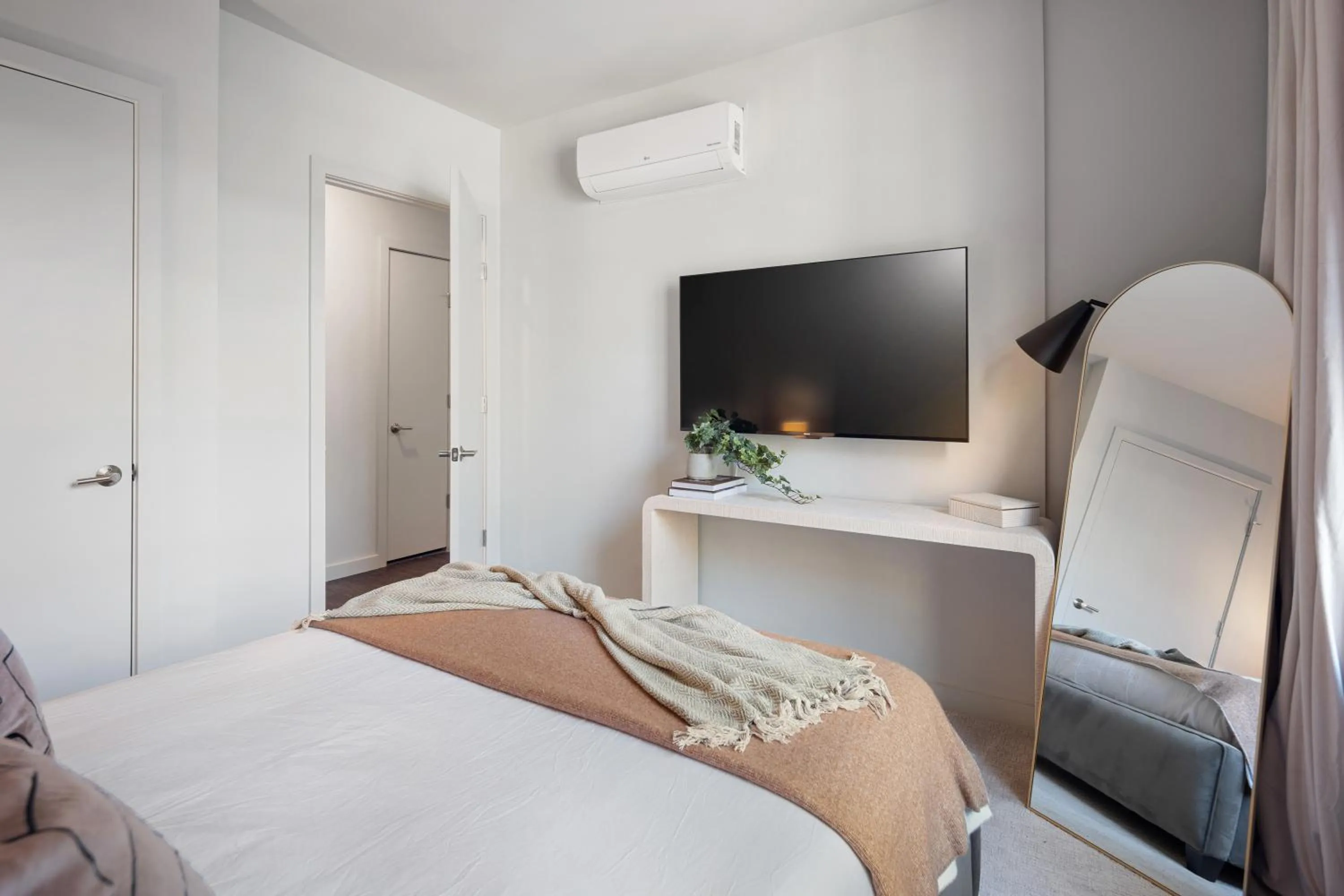 TV and multimedia, Bed in Luxury Apartments by Hyatus at The Asher