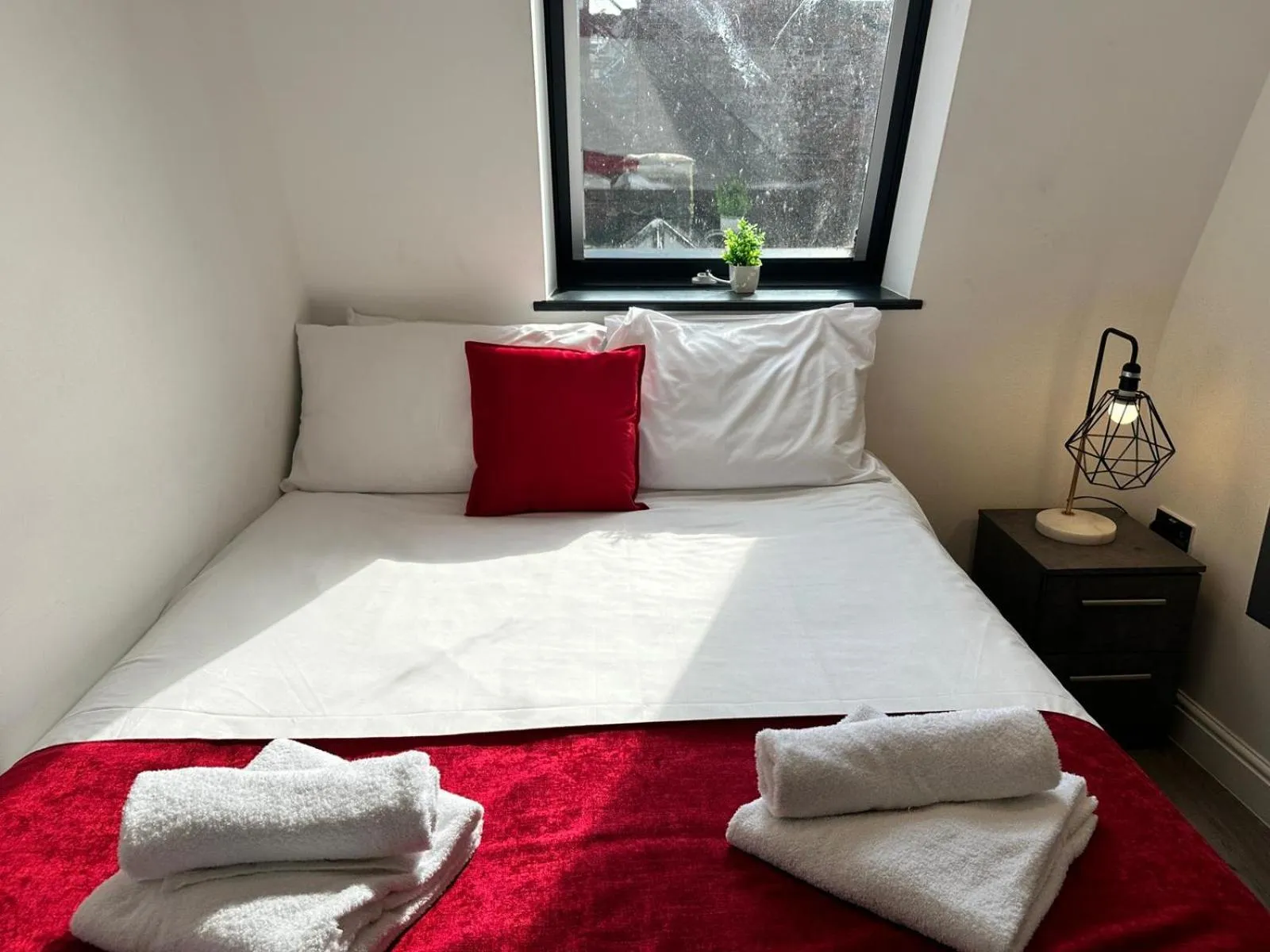 Bed in Dale Street Apartments Liverpool by Beehosting