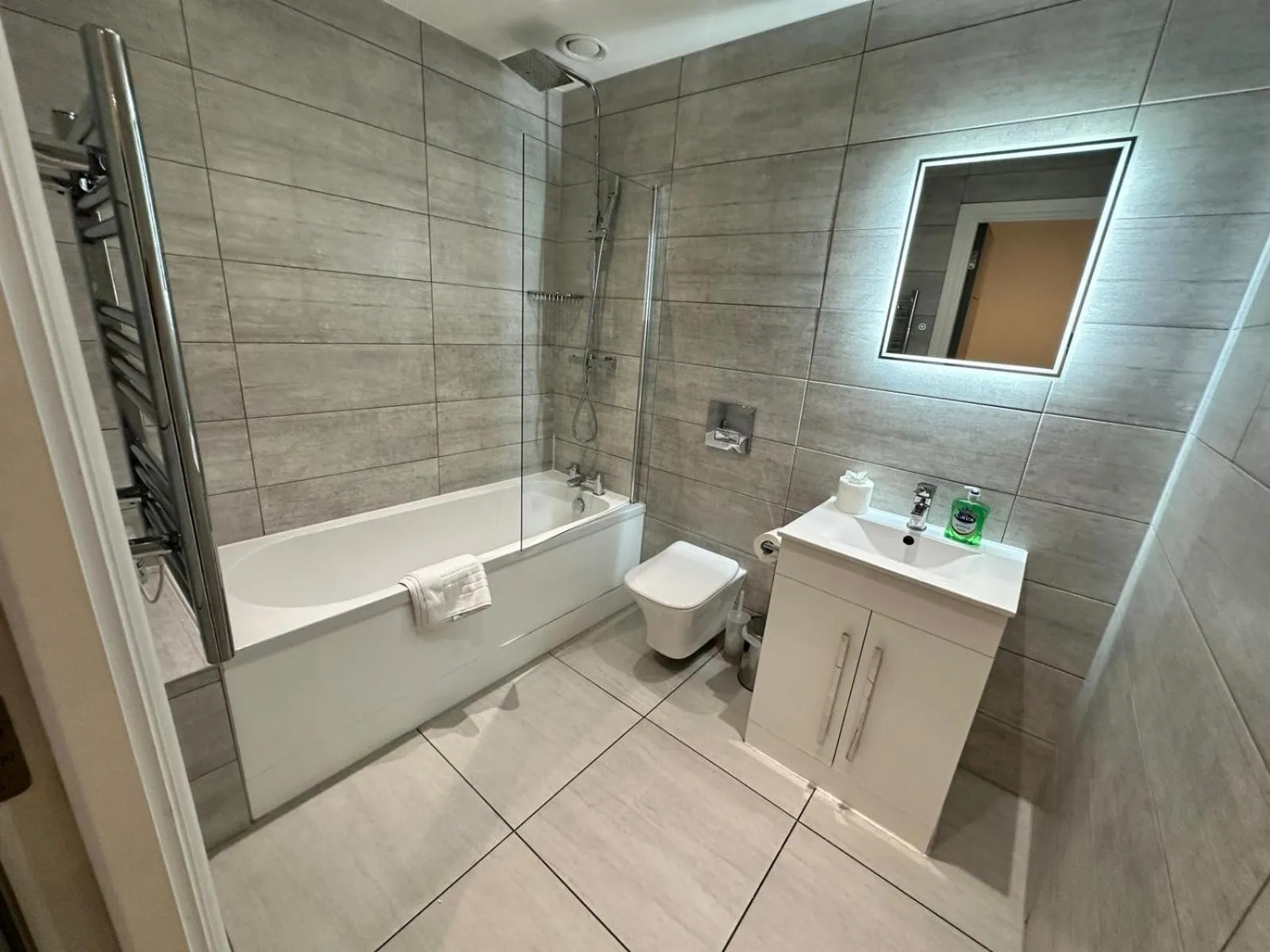 Shower in Dale Street Apartments Liverpool by Beehosting