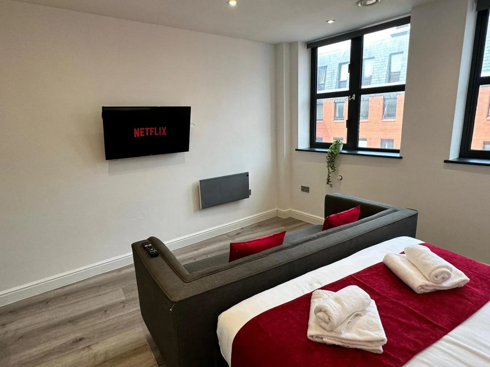 TV and multimedia, Bed in Dale Street Apartments Liverpool by Beehosting