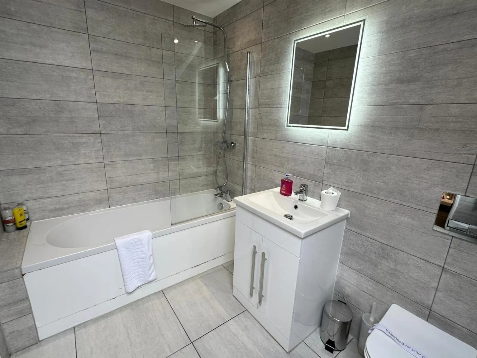 Shower in Dale Street Apartments Liverpool by Beehosting