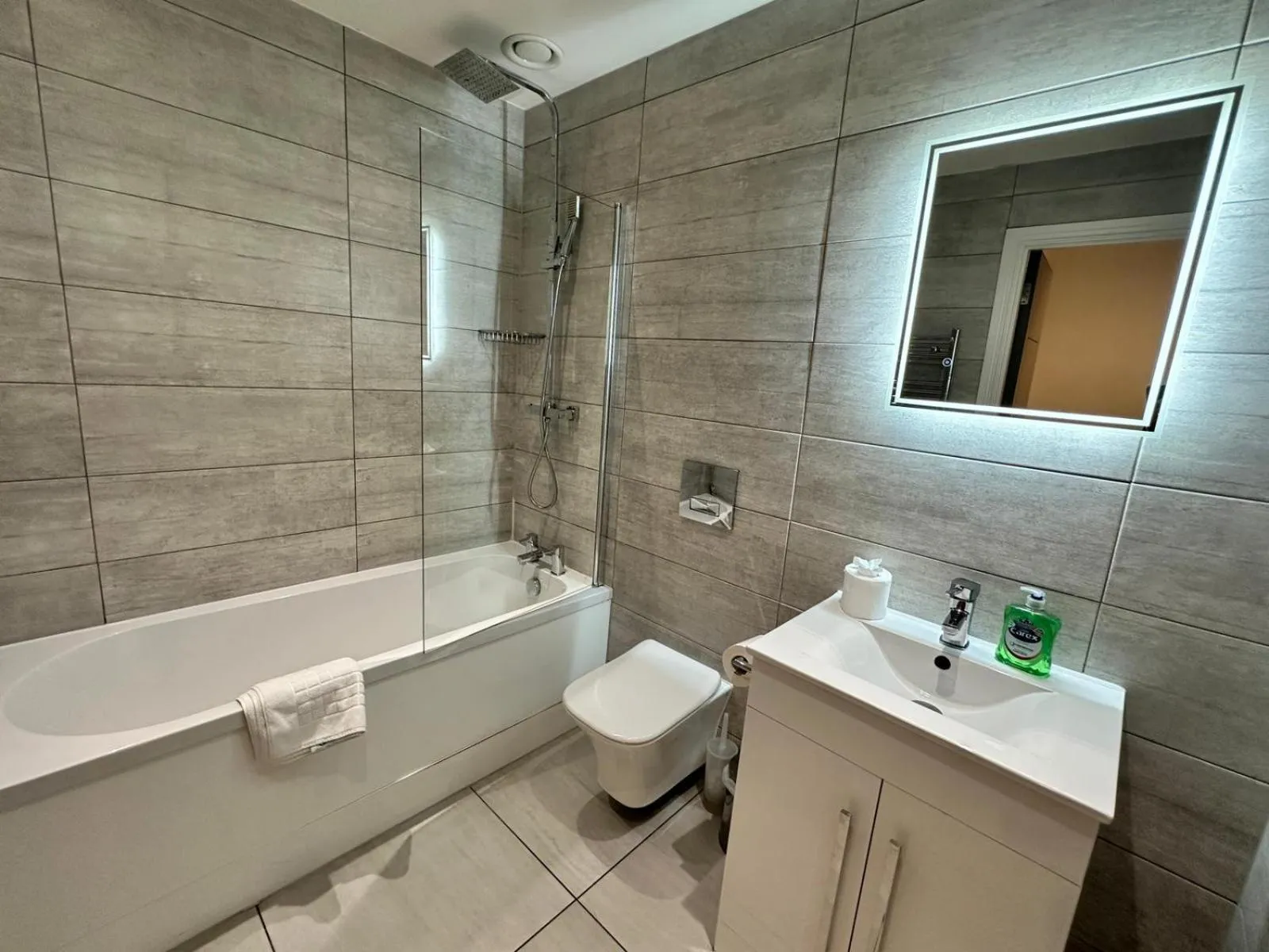 Shower in Dale Street Apartments Liverpool by Beehosting