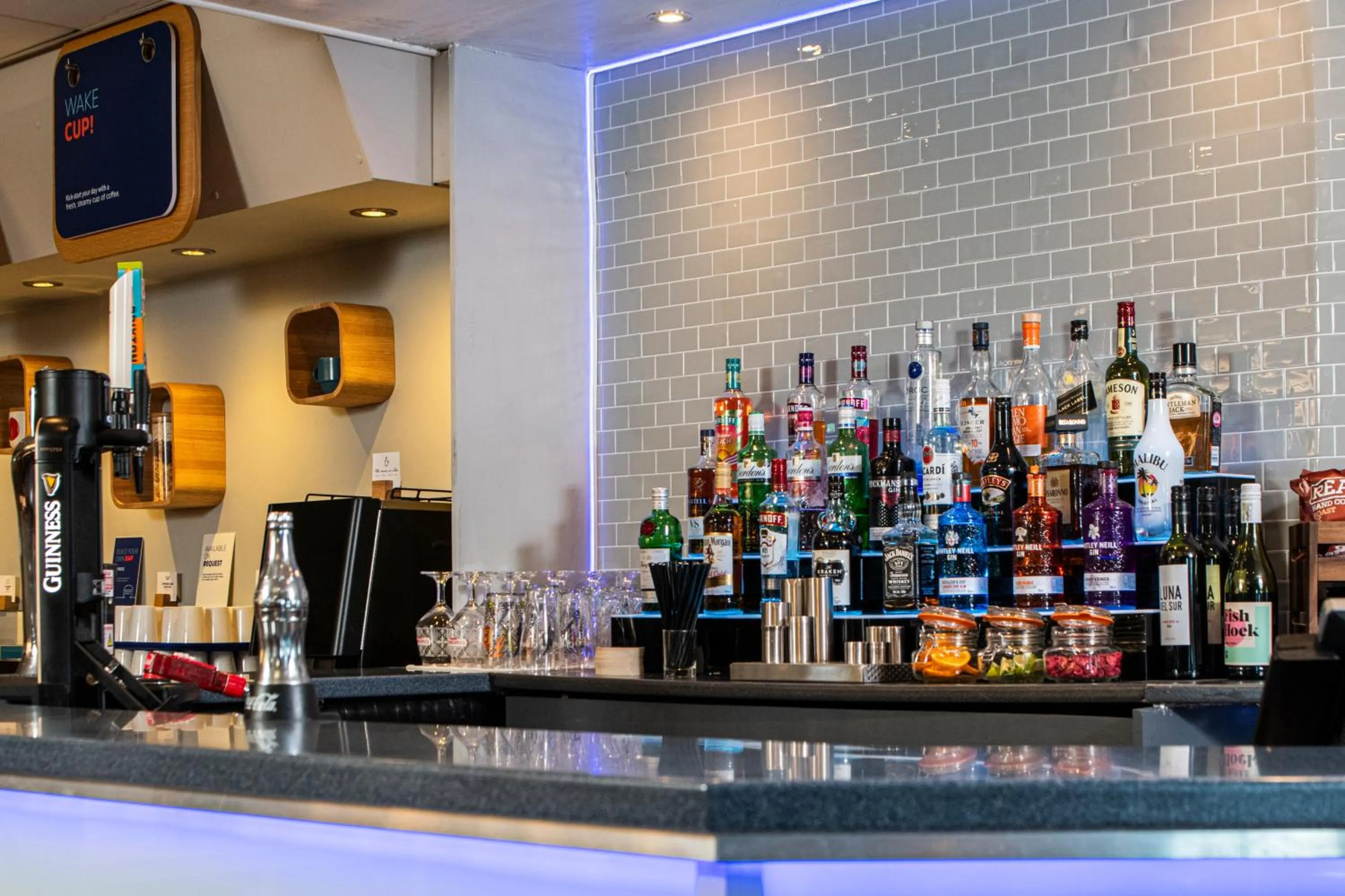 Lounge or bar in Holiday Inn Express Perth by IHG