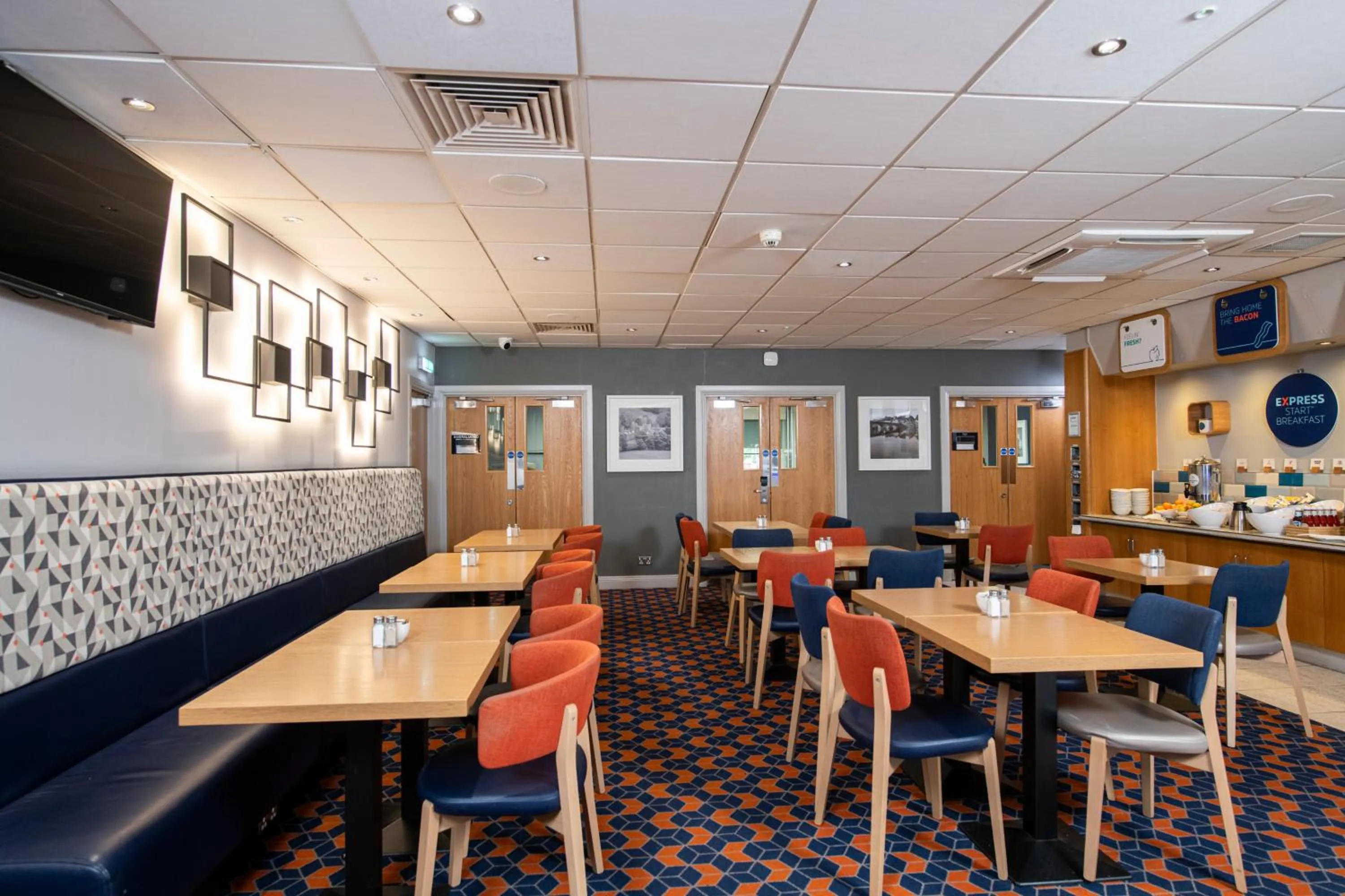 Restaurant/places to eat in Holiday Inn Express Perth by IHG