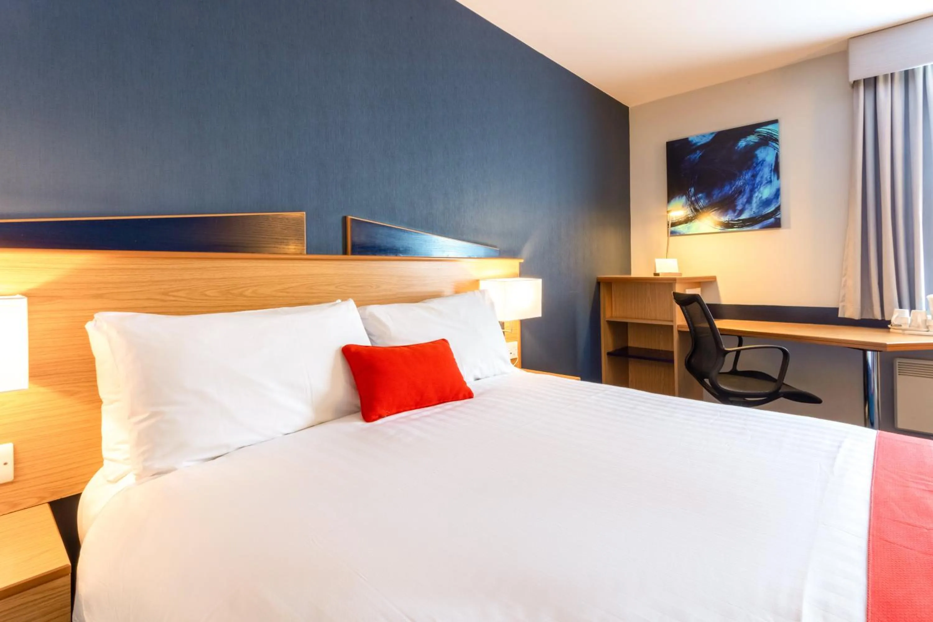 Photo of the whole room, Bed in Holiday Inn Express Perth by IHG