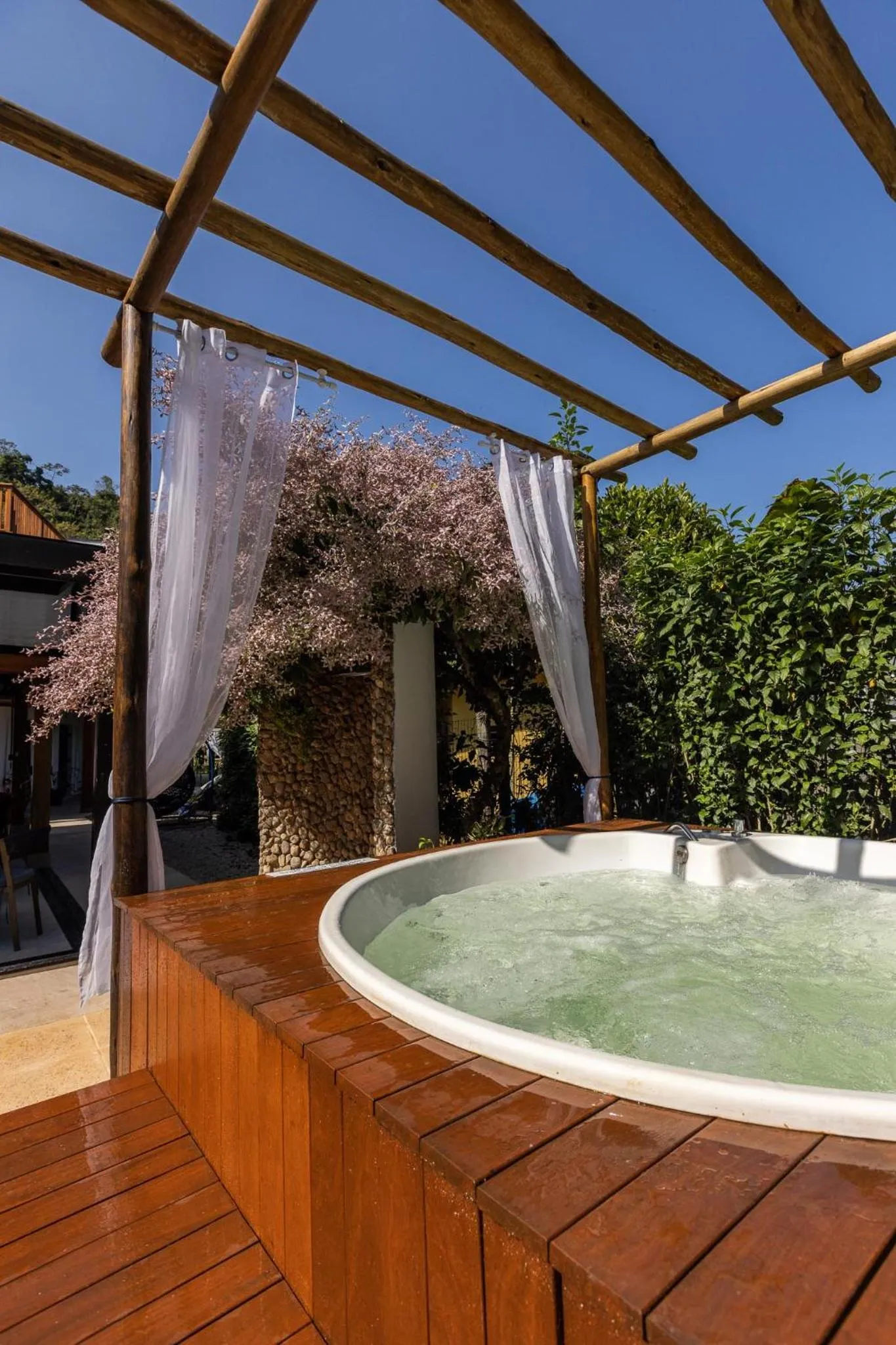 Hot Tub in Pousada Paraíso Almada