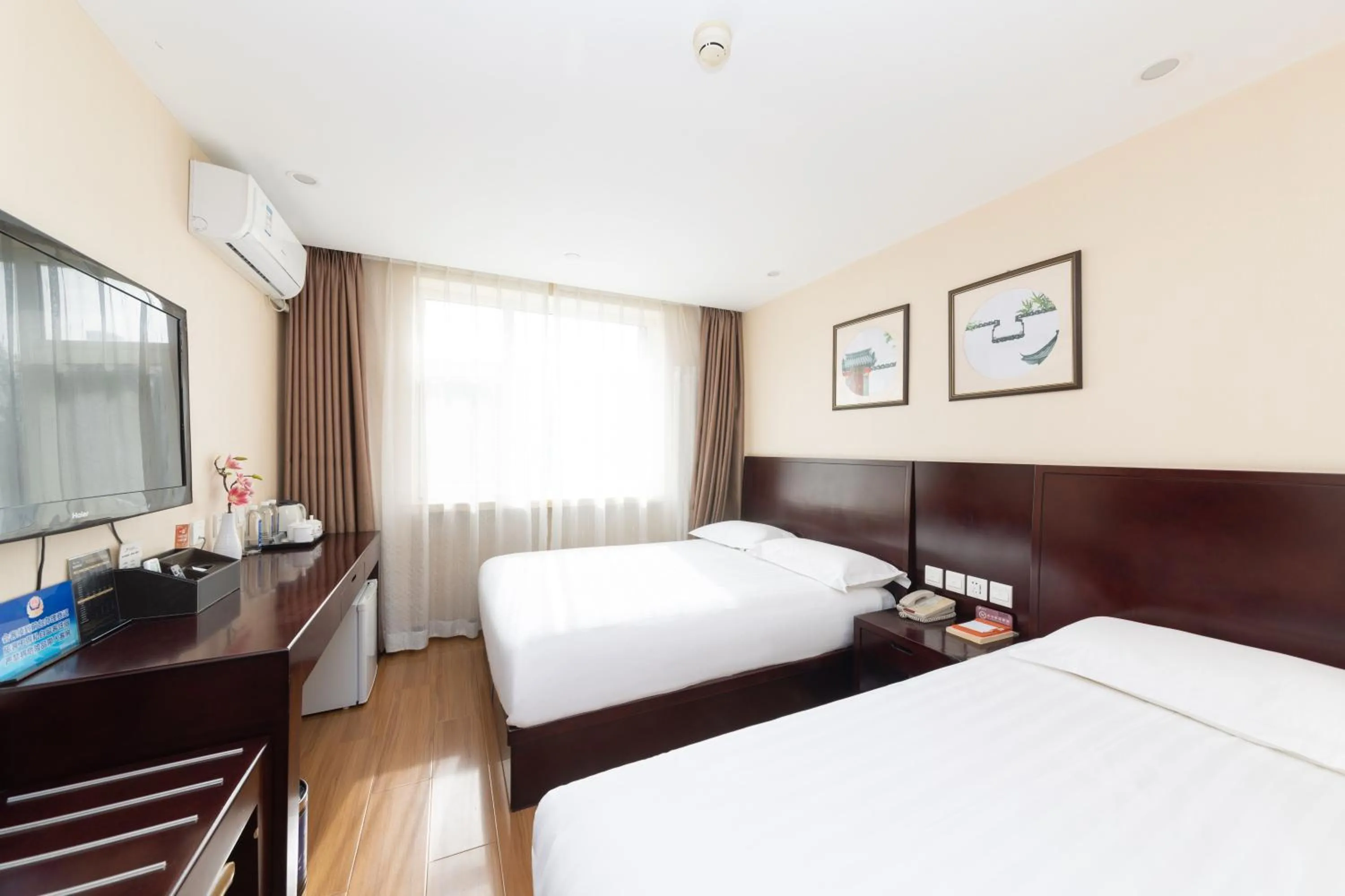 Photo of the whole room, Bed in Golden Inns Chain Hotel Beijing JianGuomen 金泰之家北京站店
