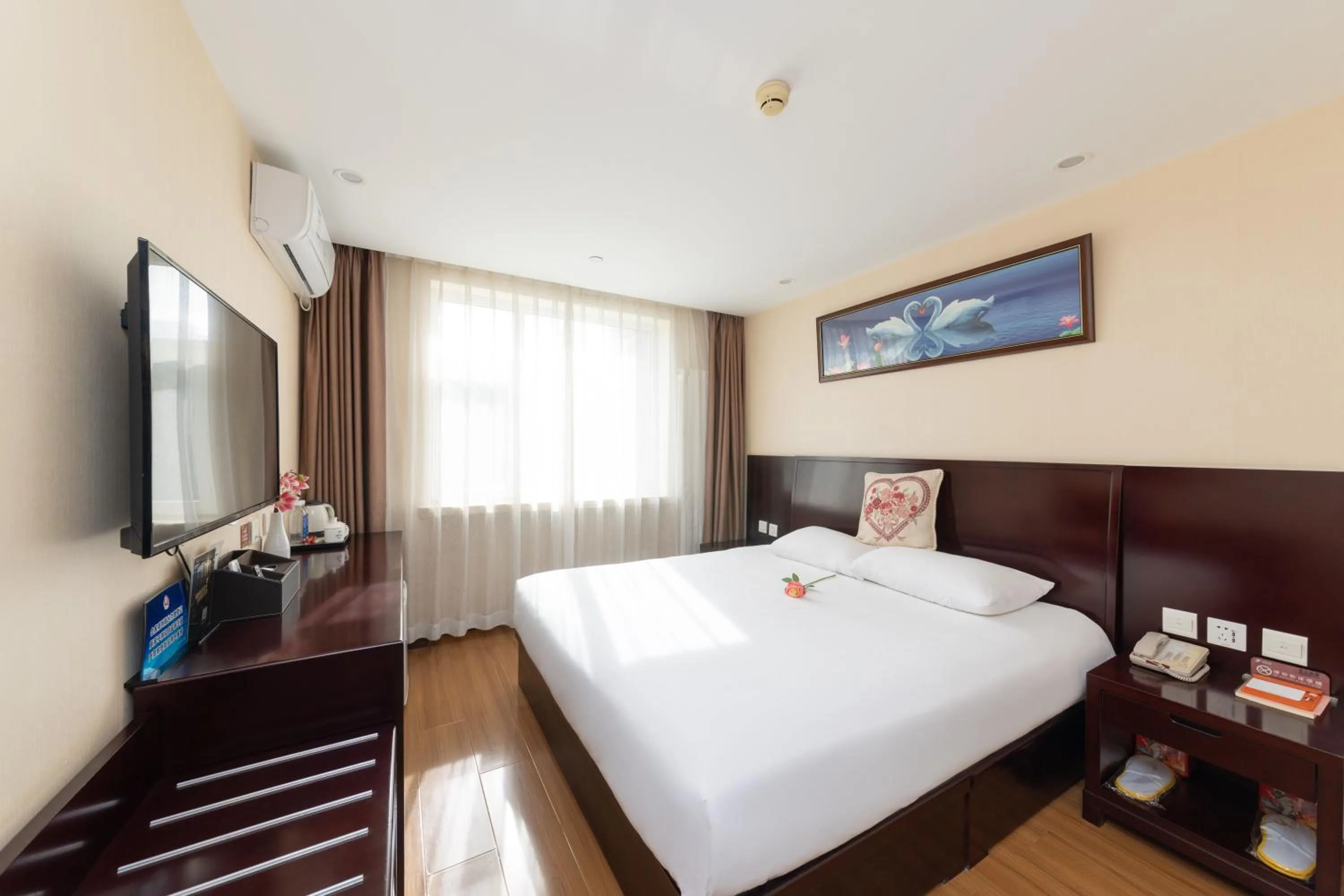 Photo of the whole room, Bed in Golden Inns Chain Hotel Beijing JianGuomen 金泰之家北京站店