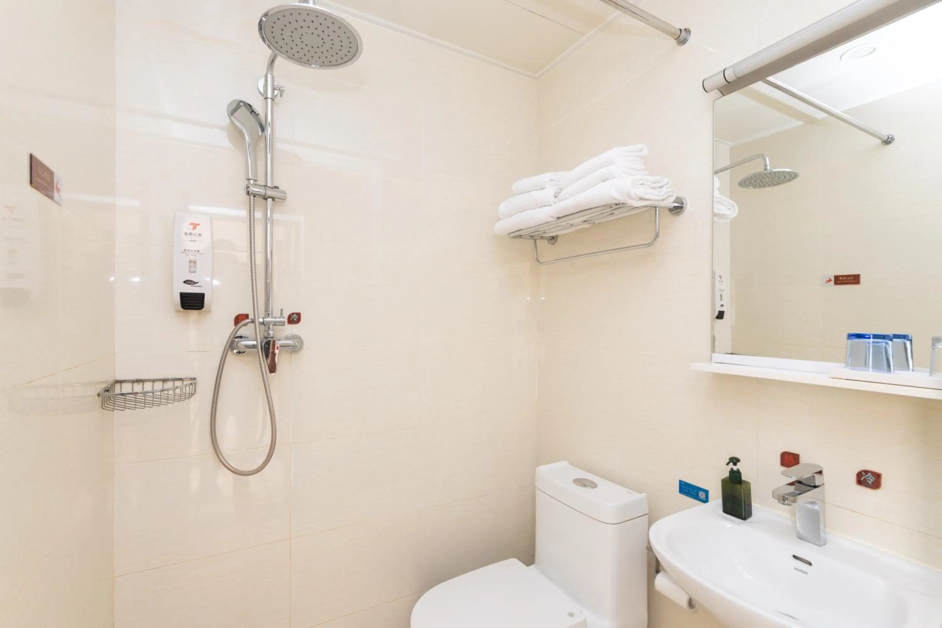 Shower in Golden Inns Chain Hotel Beijing JianGuomen 金泰之家北京站店