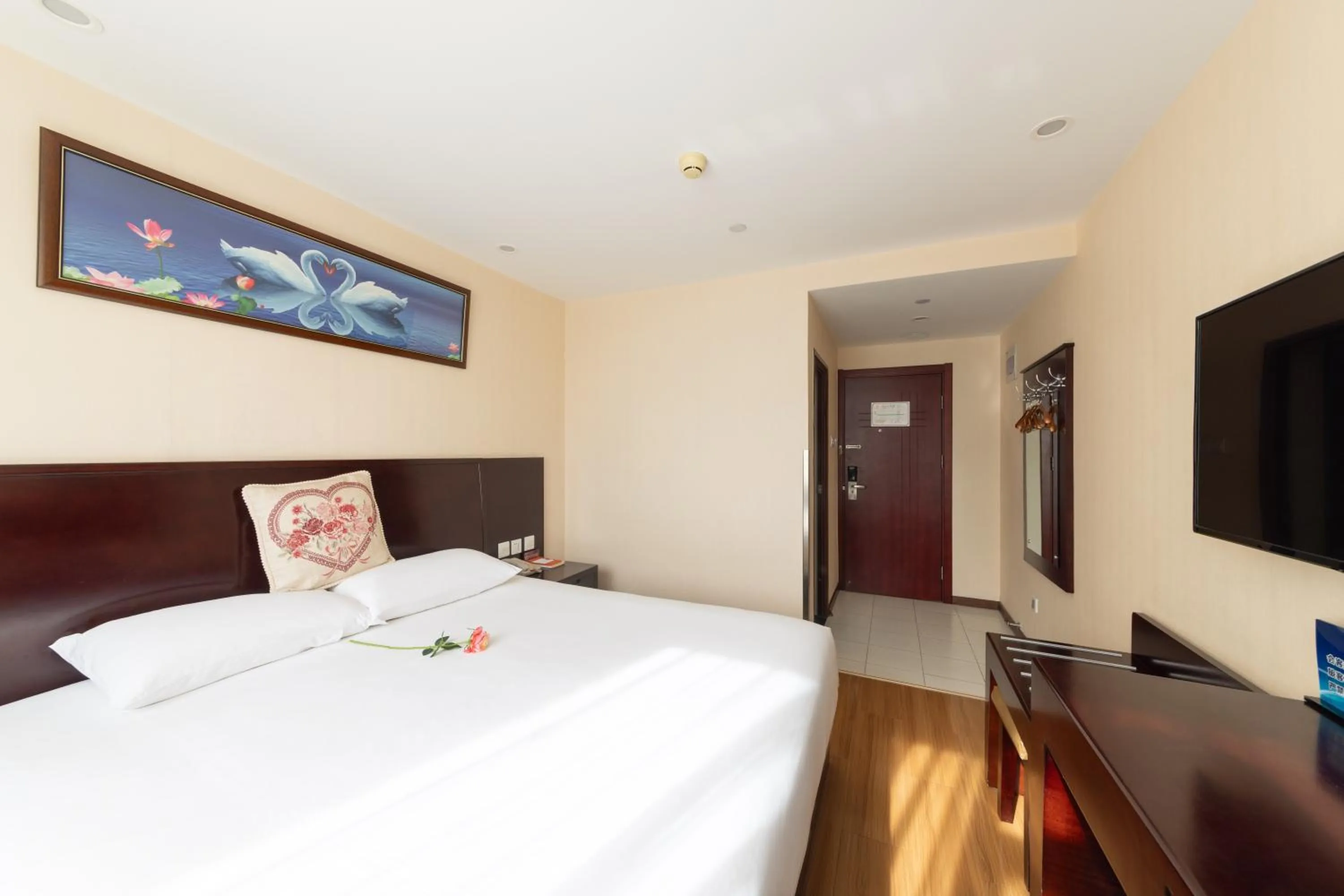 Bed in Golden Inns Chain Hotel Beijing JianGuomen 金泰之家北京站店