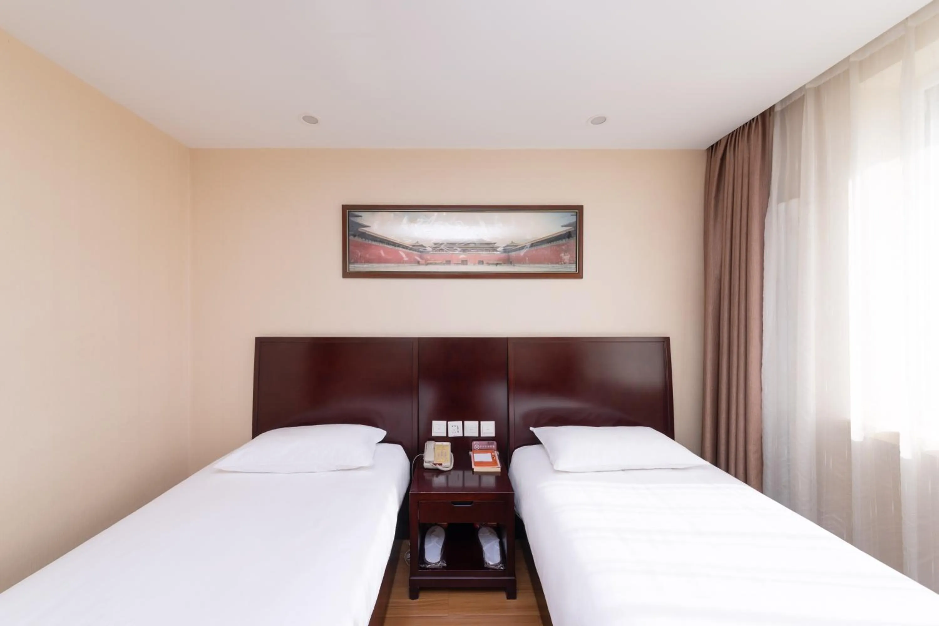 Bed in Golden Inns Chain Hotel Beijing JianGuomen 金泰之家北京站店