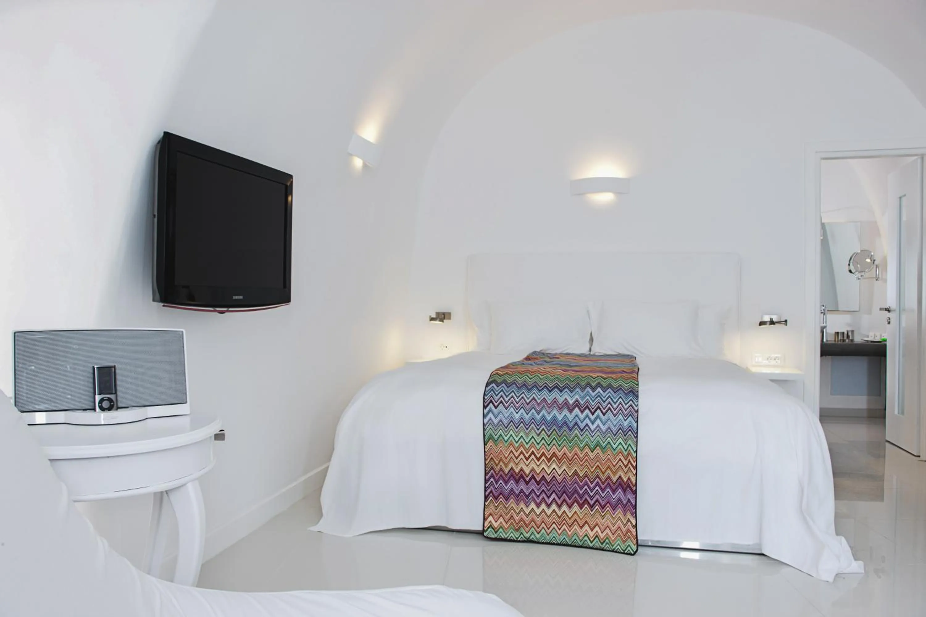 Bed in Katikies Chromata Santorini - The Leading Hotels of the World