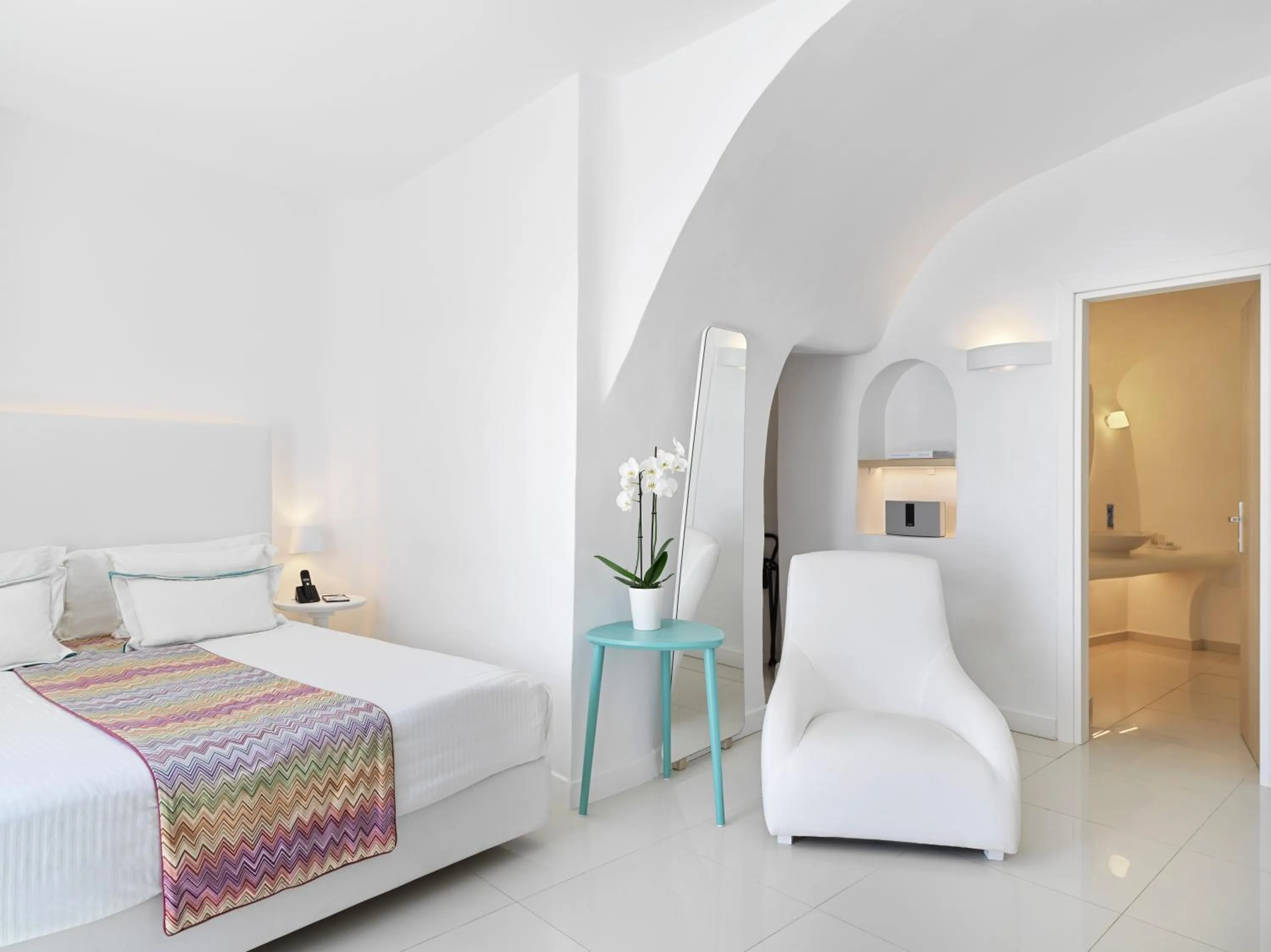 Photo of the whole room, Bed in Katikies Chromata Santorini - The Leading Hotels of the World