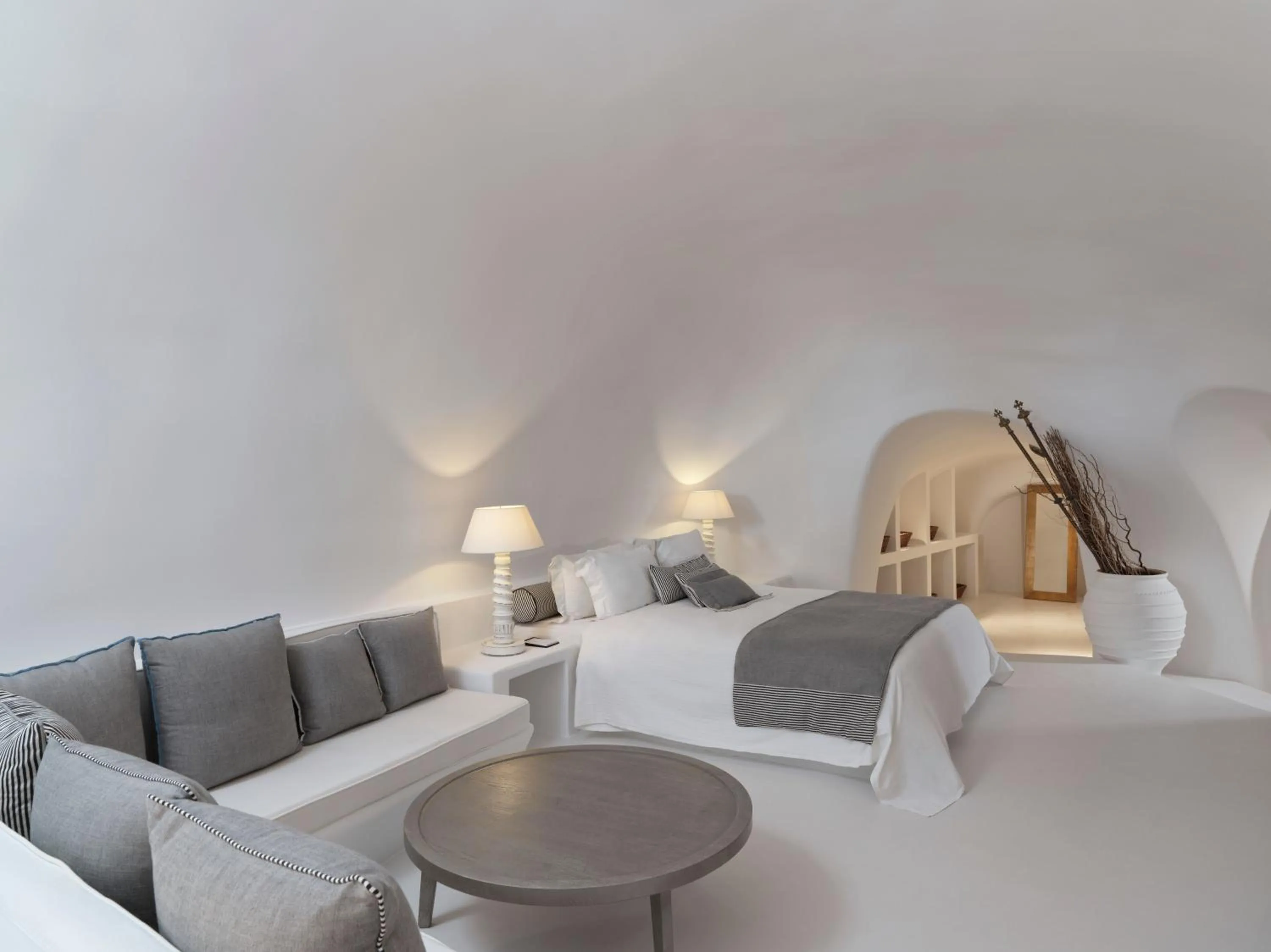 Bedroom, Bed in Katikies Chromata Santorini - The Leading Hotels of the World